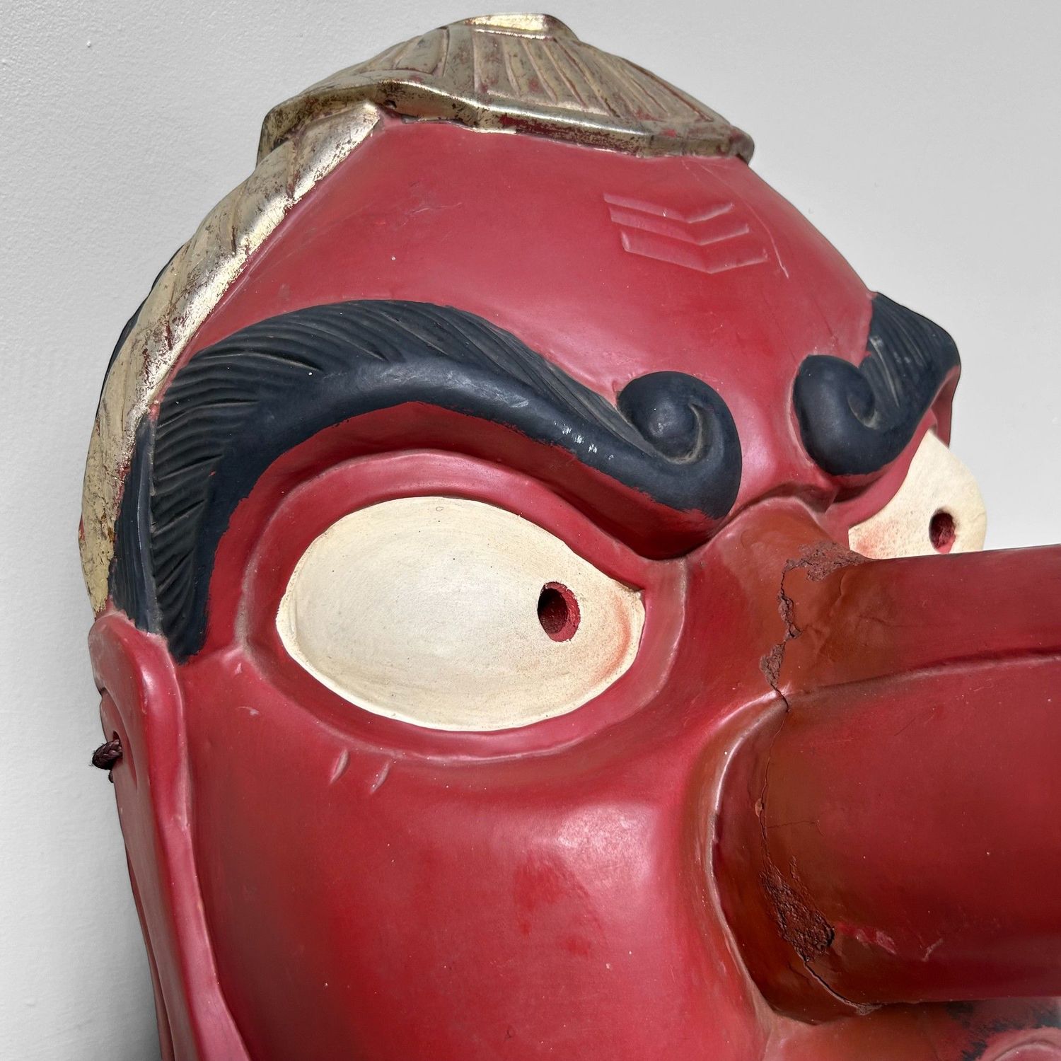 Traditioneel Houten Tengu Masker, Shōwa-periode, Japan.