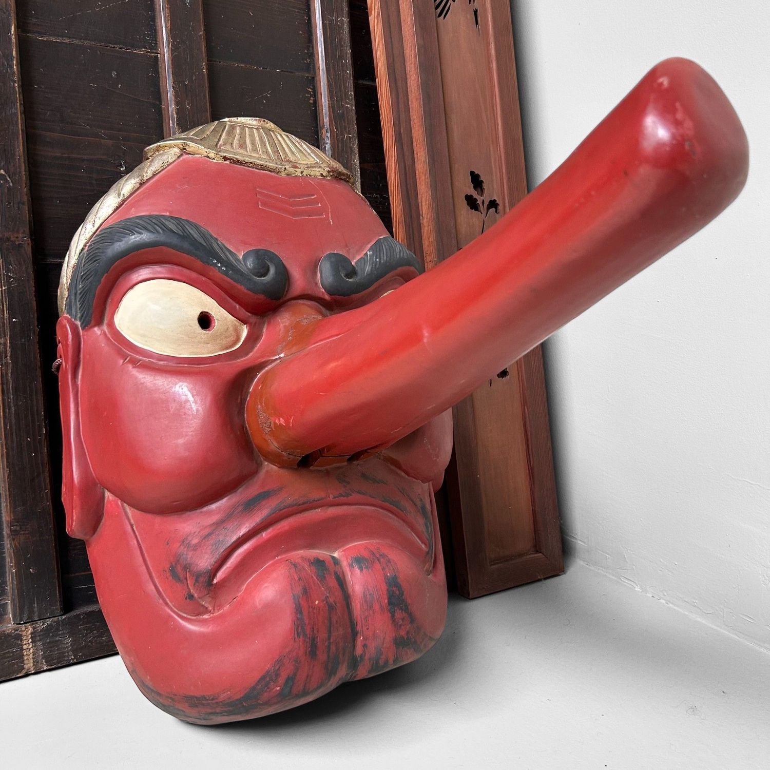 Traditioneel Houten Tengu Masker, Shōwa-periode, Japan.