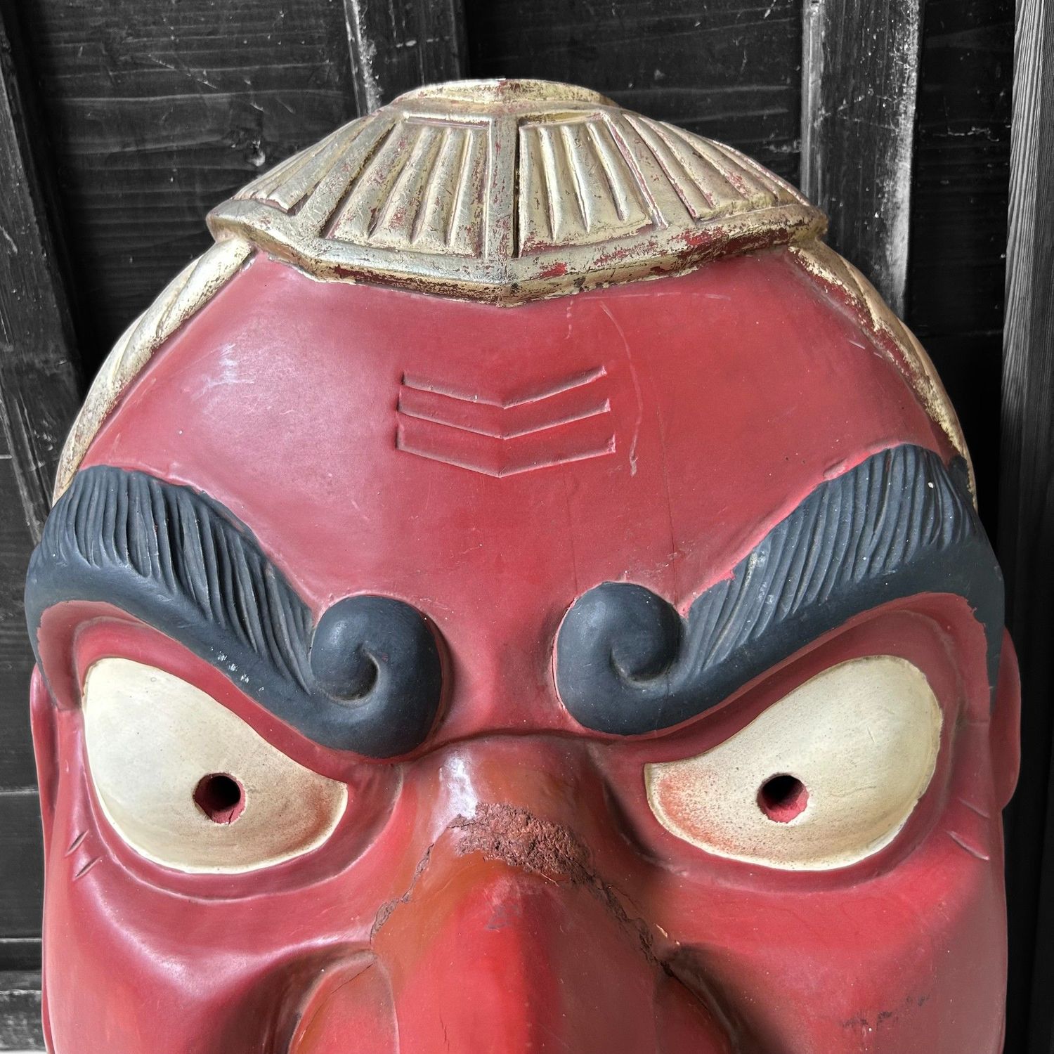 Traditioneel Houten Tengu Masker, Shōwa-periode, Japan.