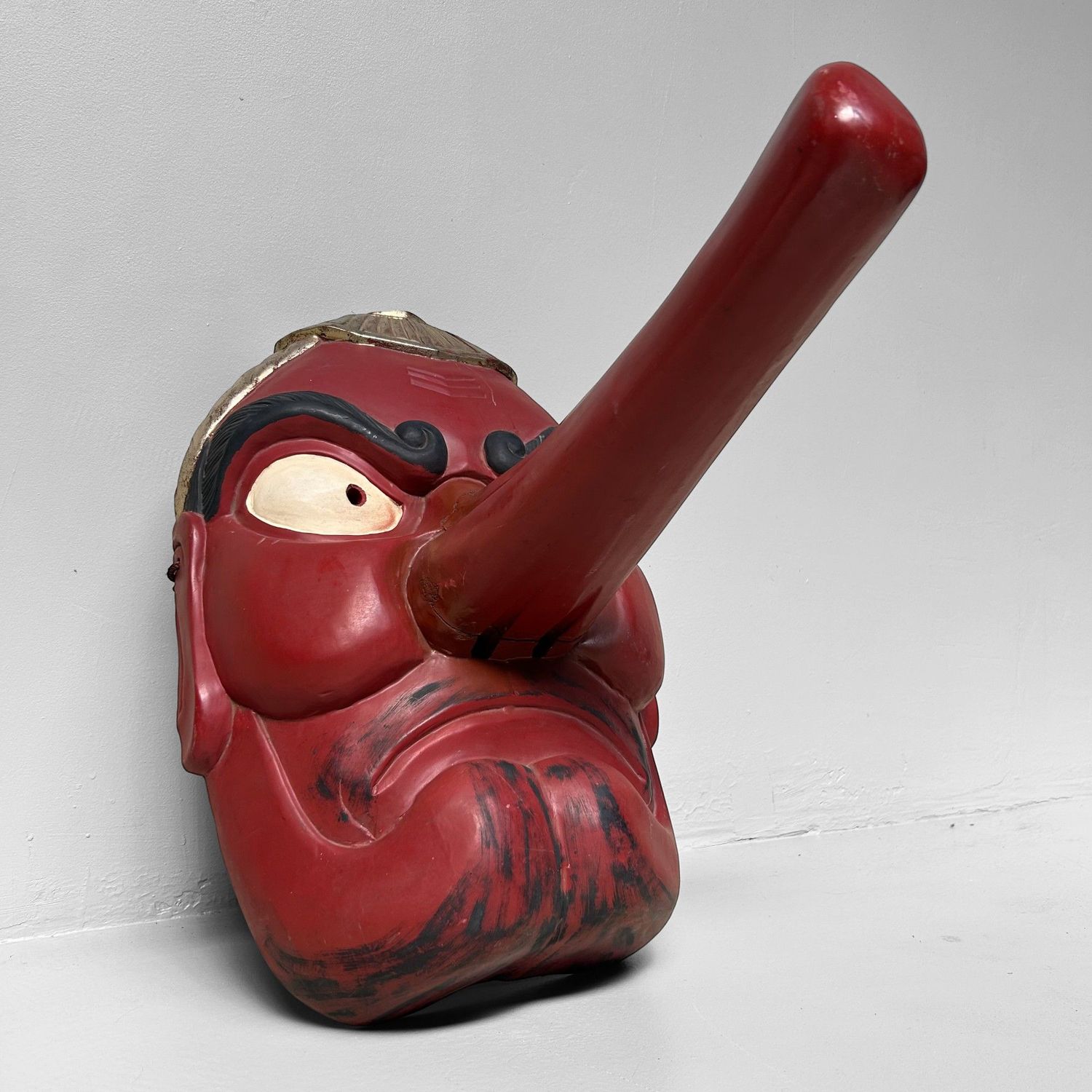 Traditioneel Houten Tengu Masker, Shōwa-periode, Japan.