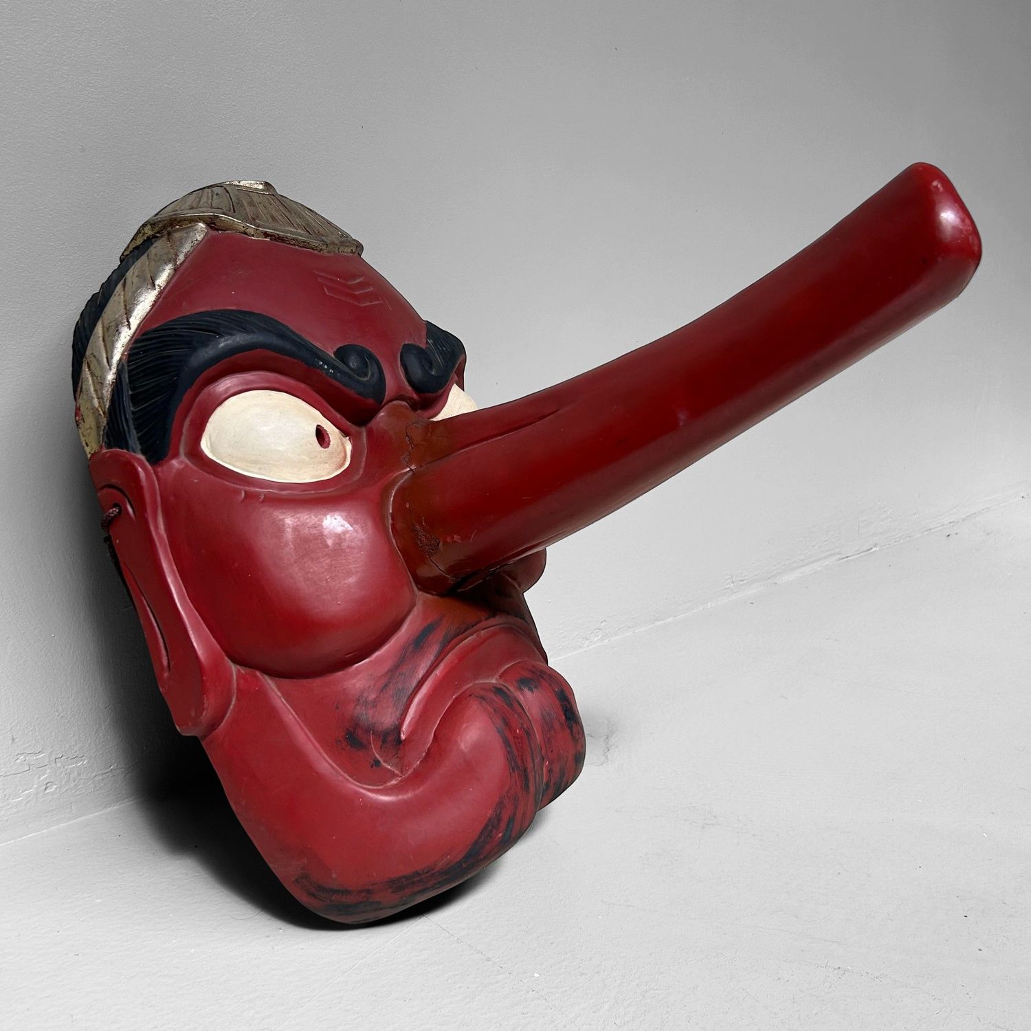 Traditioneel Houten Tengu Masker, Shōwa-periode, Japan.