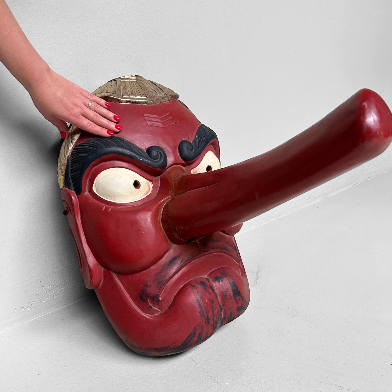 Traditioneel Houten Tengu Masker, Shōwa-periode, Japan.