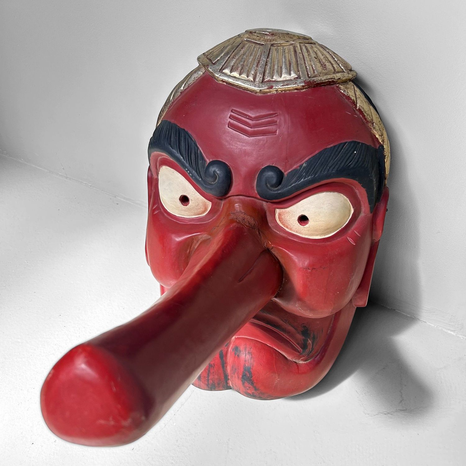 Traditioneel Houten Tengu Masker, Shōwa-periode, Japan.