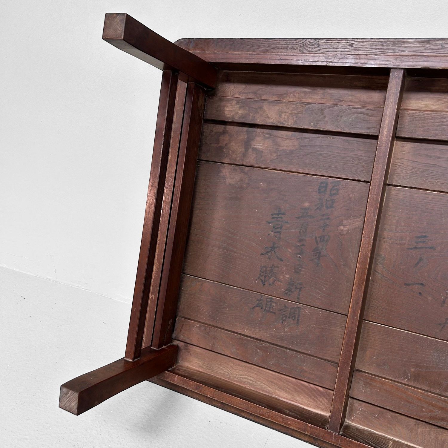 Antieke Japanse Houten Tafel met inklapbare poten - Jaren '20.