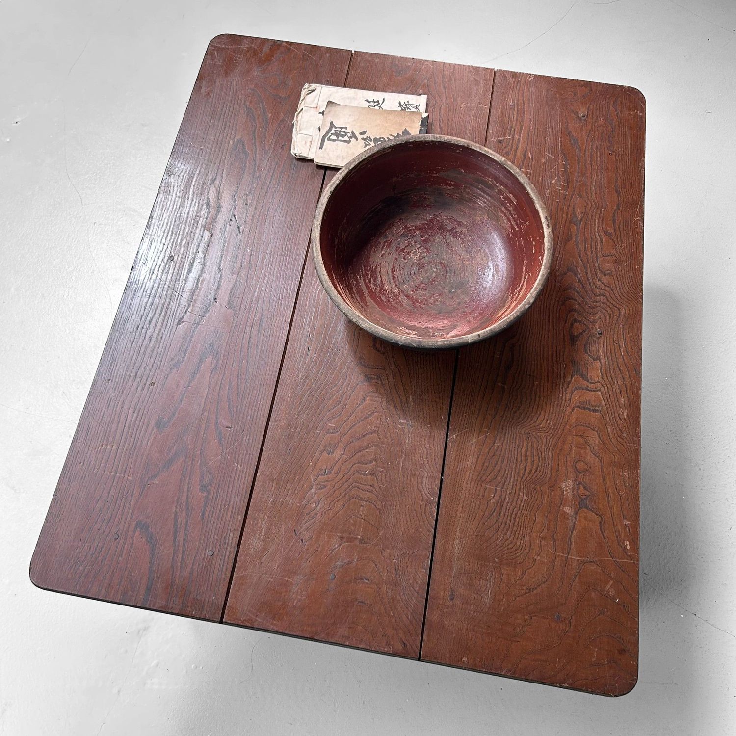 Antieke Japanse Houten Tafel met inklapbare poten - Jaren '20.