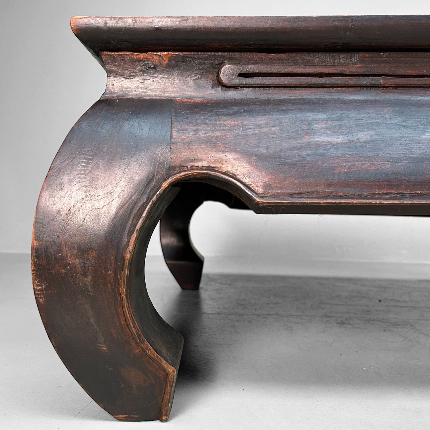 Elegante Chinese Lage Tafel in Traditionele Stijl – jaren 40–50 Elegante Chinese Lage Tafel in Traditionele Stijl – jaren 40–50