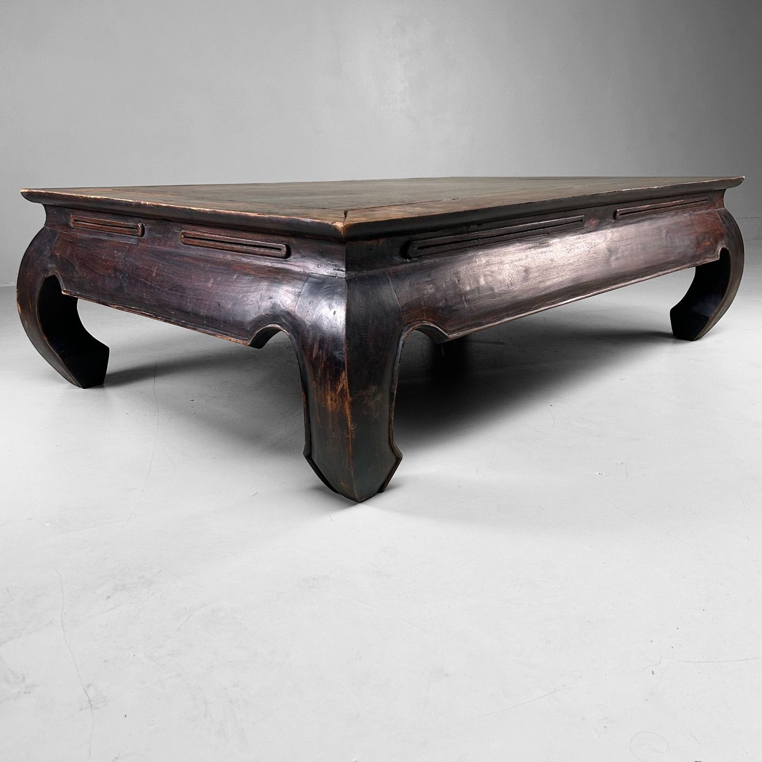 Elegante Chinese Lage Tafel in Traditionele Stijl – jaren 40–50 Elegante Chinese Lage Tafel in Traditionele Stijl – jaren 40–50