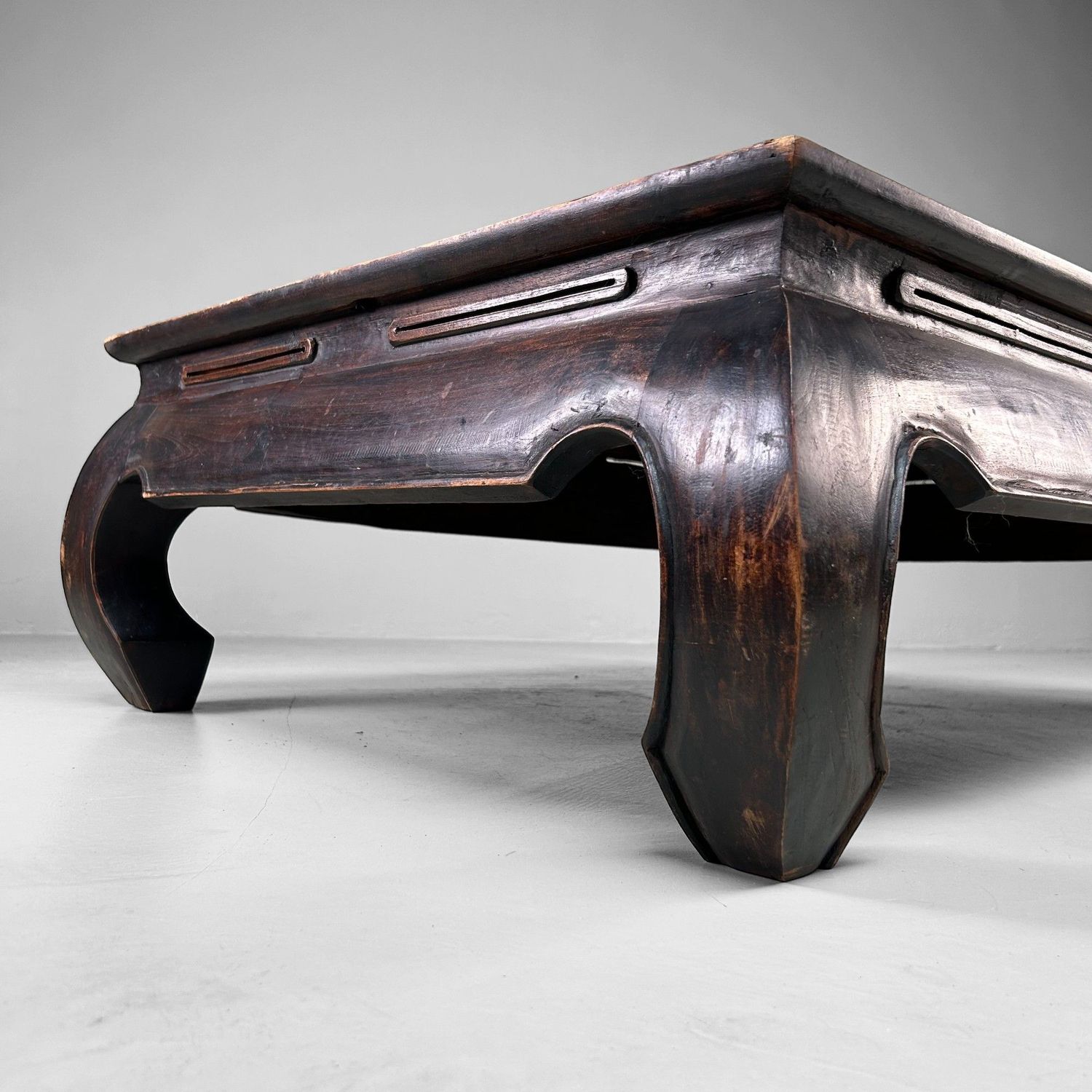 Elegante Chinese Lage Tafel in Traditionele Stijl – jaren 40–50 Elegante Chinese Lage Tafel in Traditionele Stijl – jaren 40–50