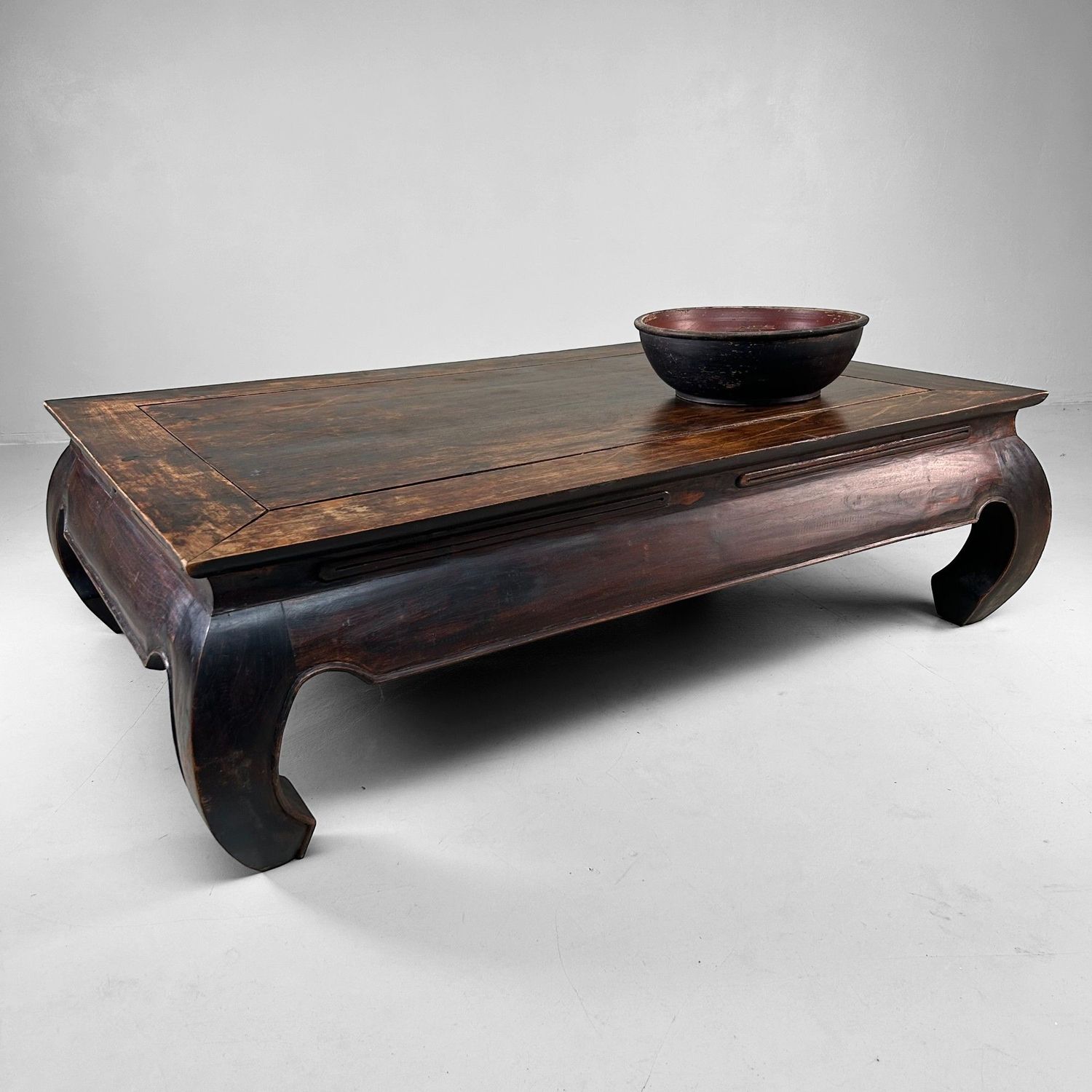 Elegante Chinese Lage Tafel in Traditionele Stijl – jaren 40–50 Elegante Chinese Lage Tafel in Traditionele Stijl – jaren 40–50