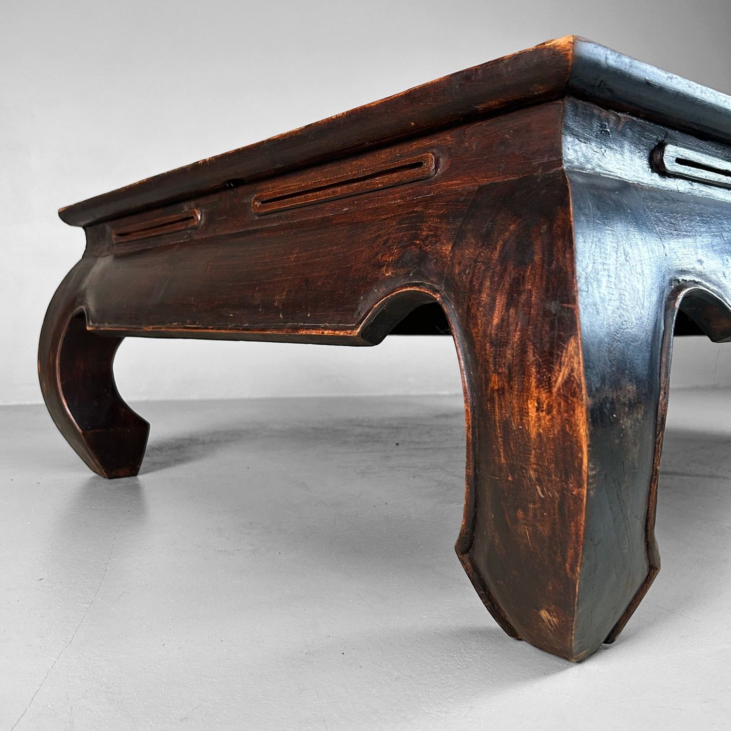 Elegante Chinese Lage Tafel in Traditionele Stijl – jaren 40–50 Elegante Chinese Lage Tafel in Traditionele Stijl – jaren 40–50