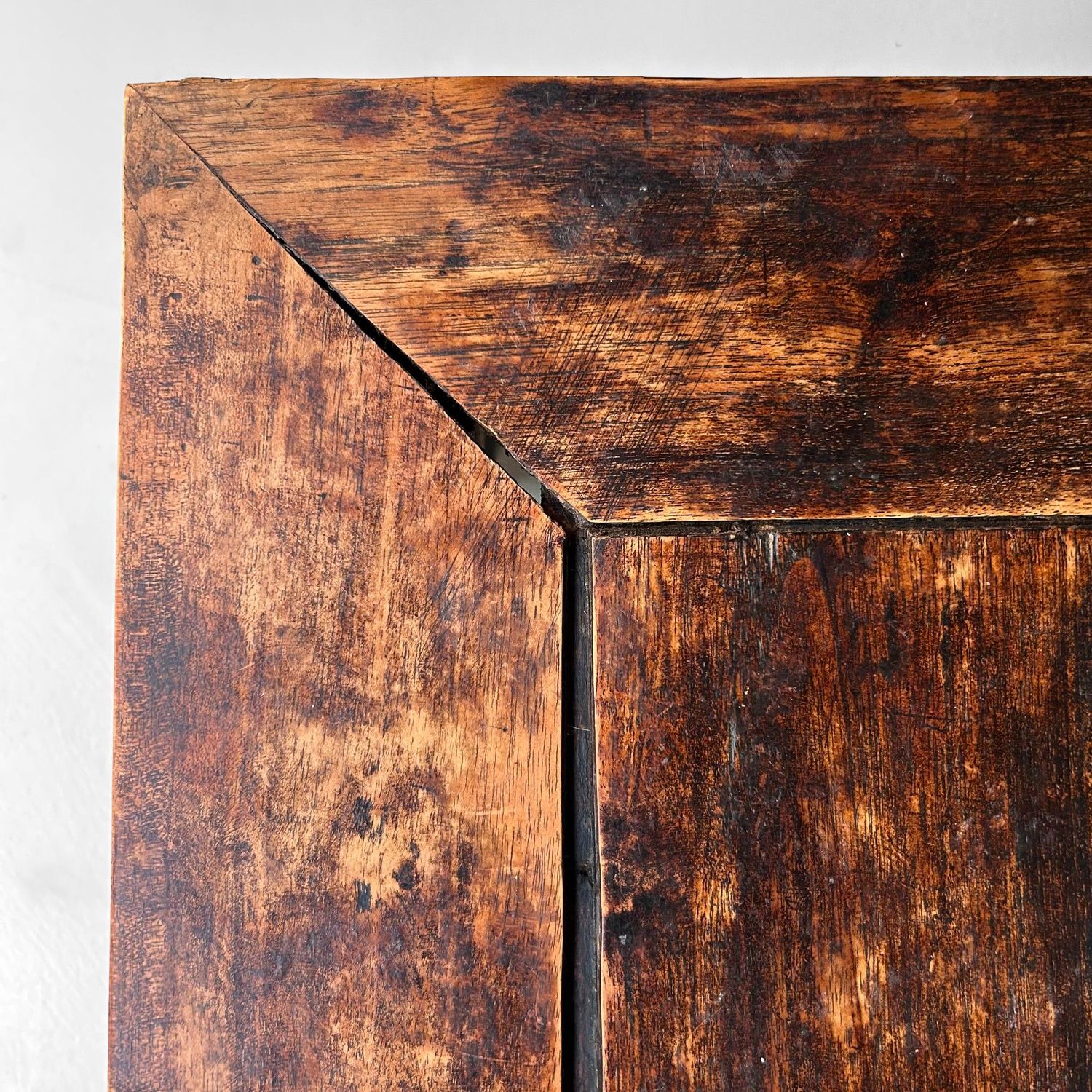 Elegante Chinese Lage Tafel in Traditionele Stijl – jaren 40–50 Elegante Chinese Lage Tafel in Traditionele Stijl – jaren 40–50