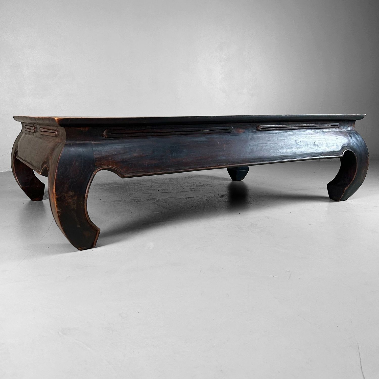 Elegante Chinese Lage Tafel in Traditionele Stijl – jaren 40–50 Elegante Chinese Lage Tafel in Traditionele Stijl – jaren 40–50