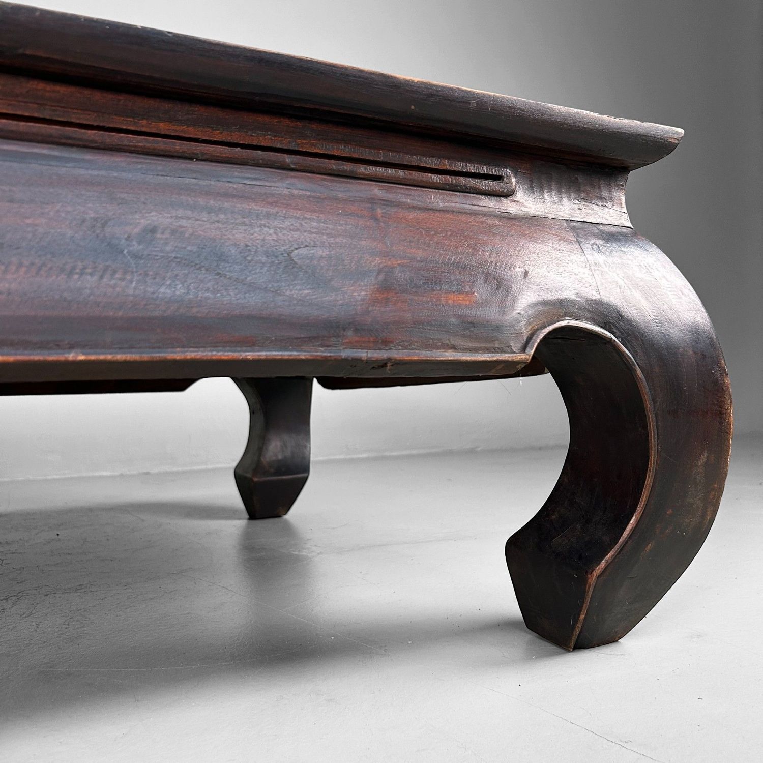 Elegante Chinese Lage Tafel in Traditionele Stijl – jaren 40–50 Elegante Chinese Lage Tafel in Traditionele Stijl – jaren 40–50