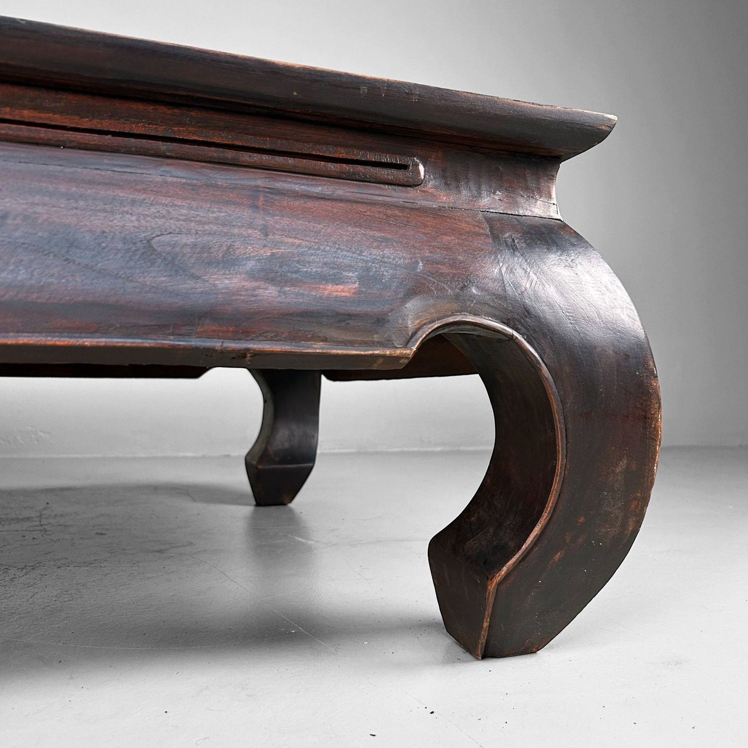 Elegante Chinese Lage Tafel in Traditionele Stijl – jaren 40–50 Elegante Chinese Lage Tafel in Traditionele Stijl – jaren 40–50