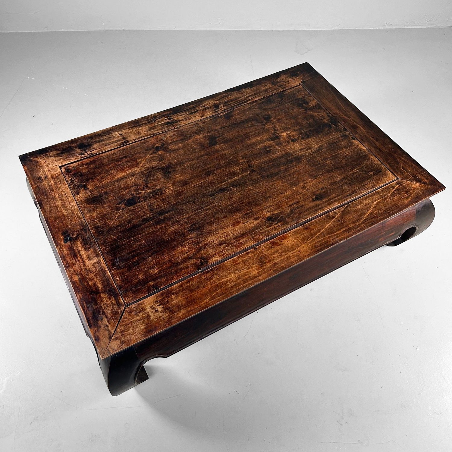 Elegante Chinese Lage Tafel in Traditionele Stijl – jaren 40–50 Elegante Chinese Lage Tafel in Traditionele Stijl – jaren 40–50