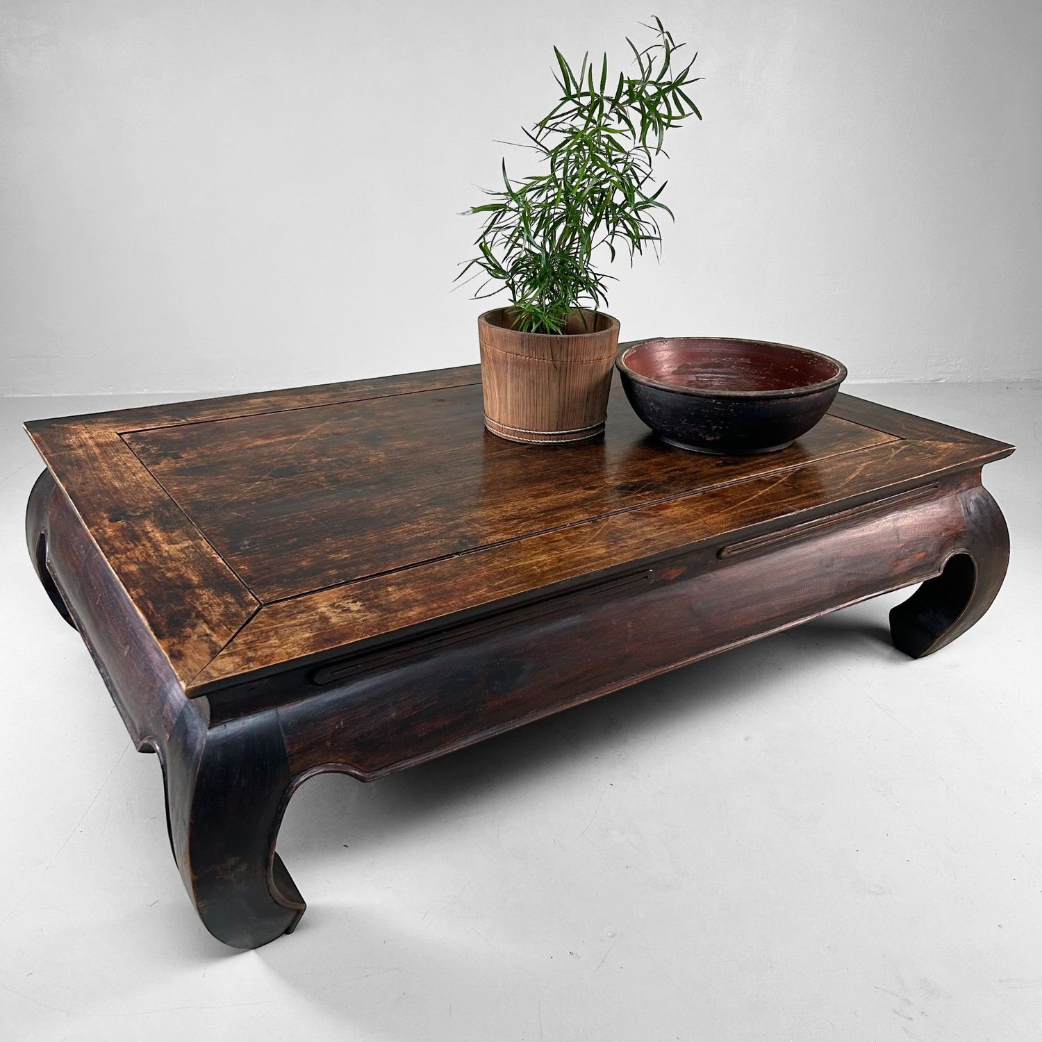 Elegante Chinese Lage Tafel in Traditionele Stijl – jaren 40–50 Elegante Chinese Lage Tafel in Traditionele Stijl – jaren 40–50