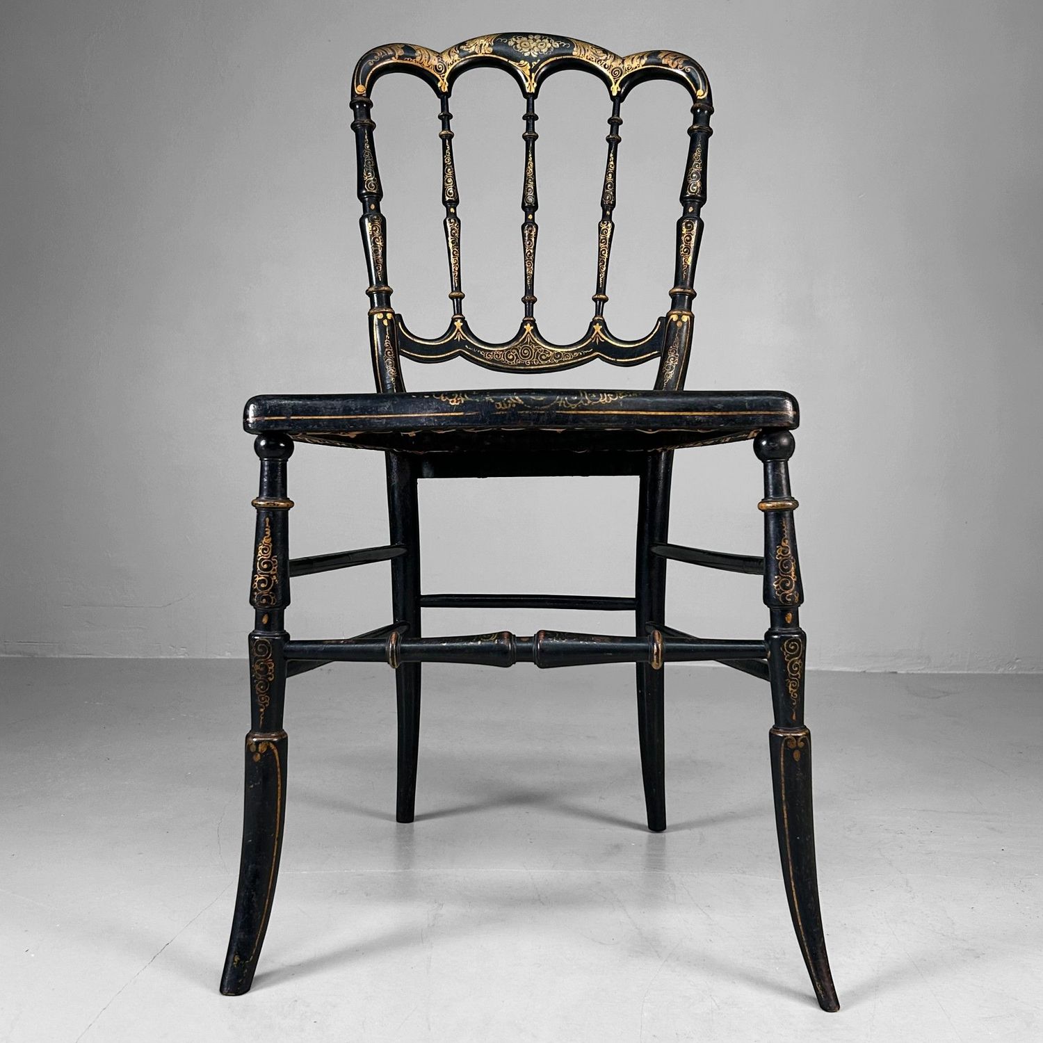 Elegante 19e-eeuwse Chiavari-stoel met vergulde details – Italië