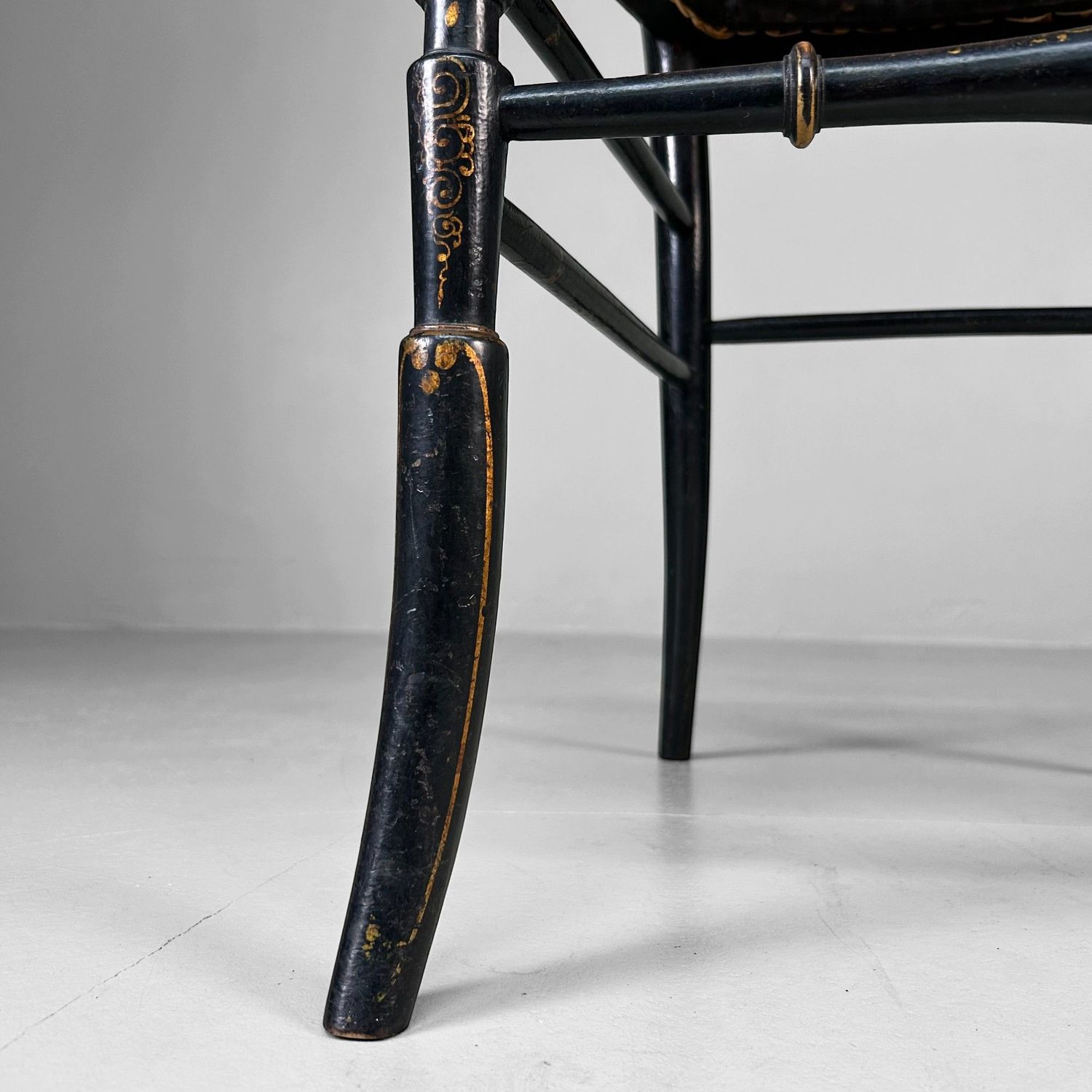Elegante 19e-eeuwse Chiavari-stoel met vergulde details – Italië