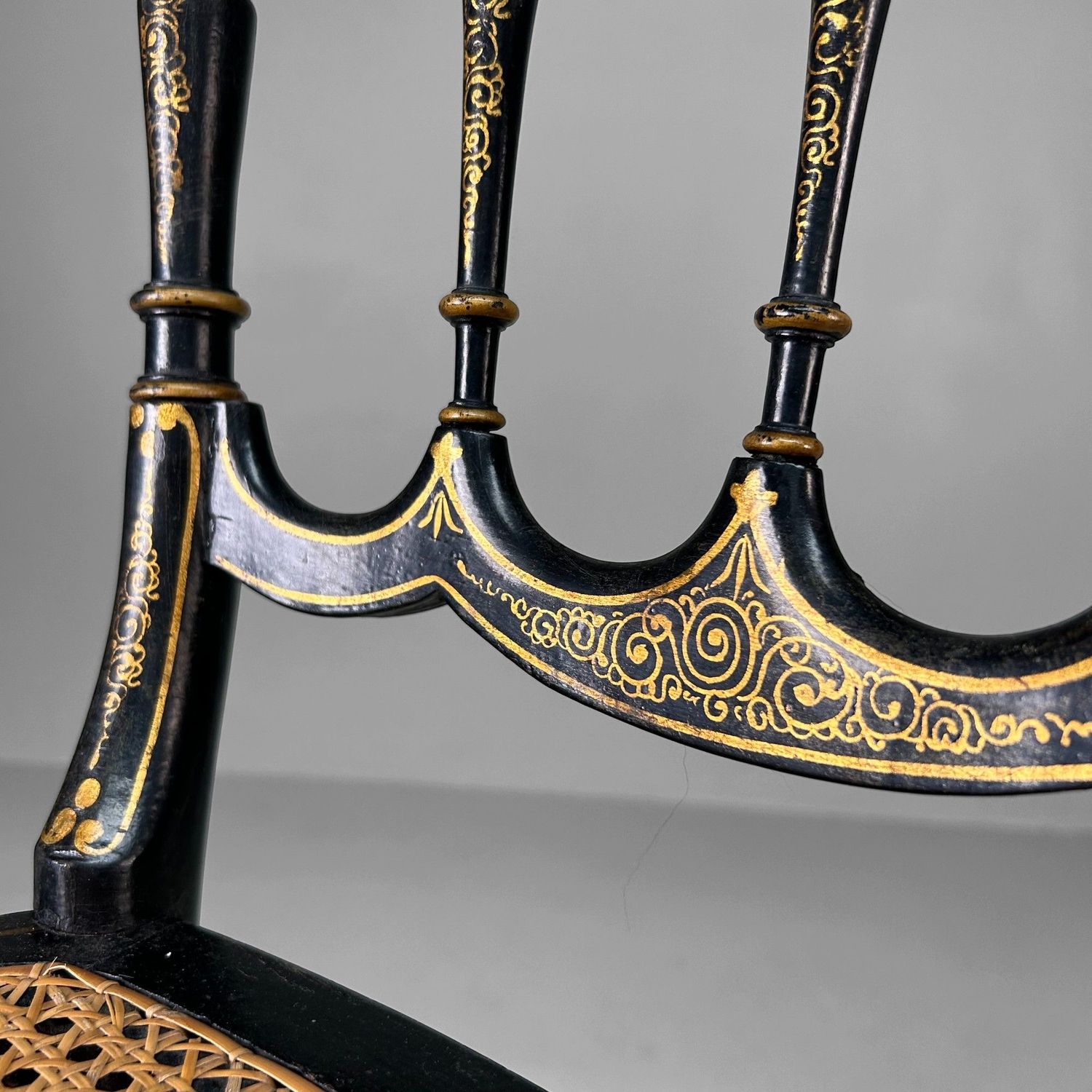 Elegante 19e-eeuwse Chiavari-stoel met vergulde details – Italië