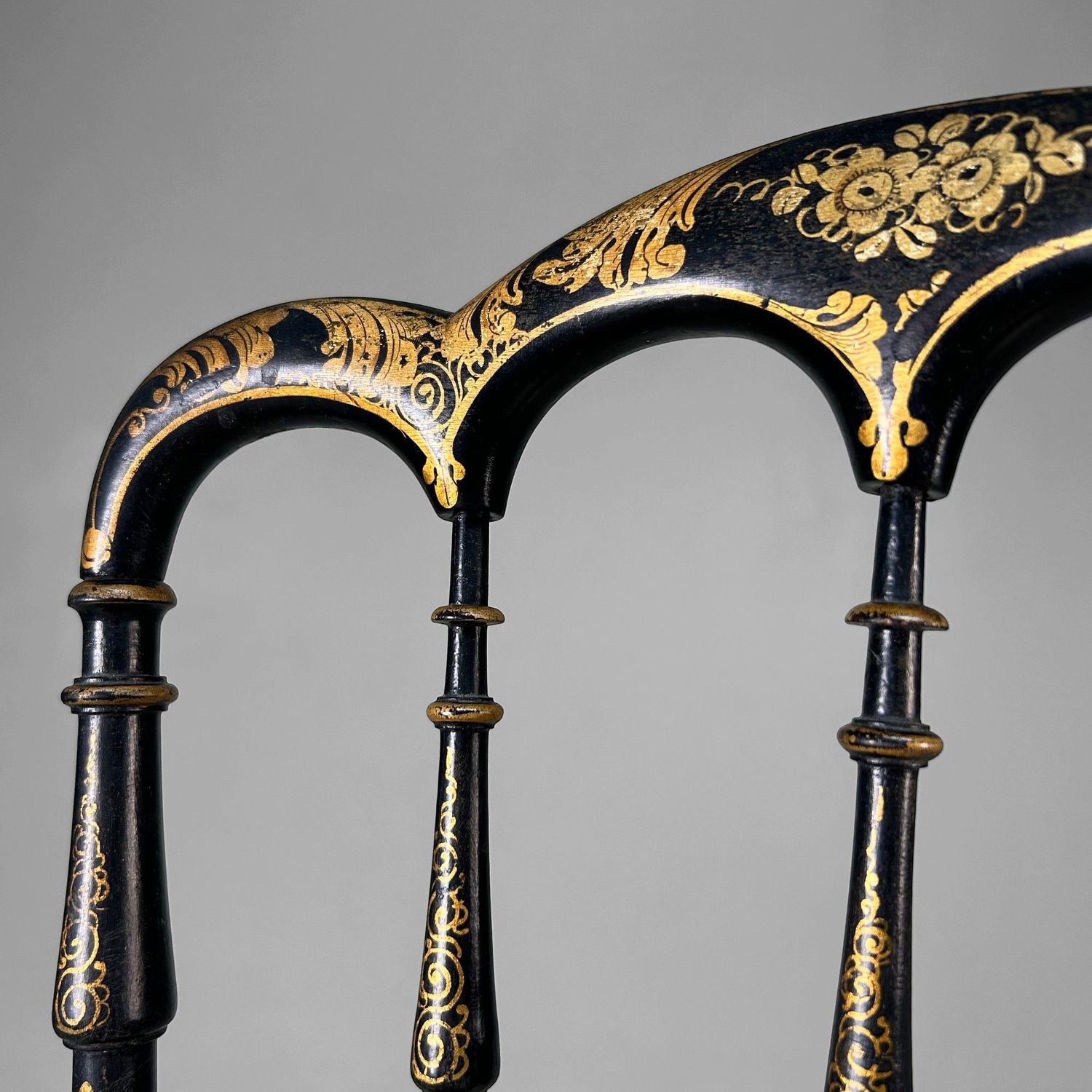 Elegante 19e-eeuwse Chiavari-stoel met vergulde details – Italië