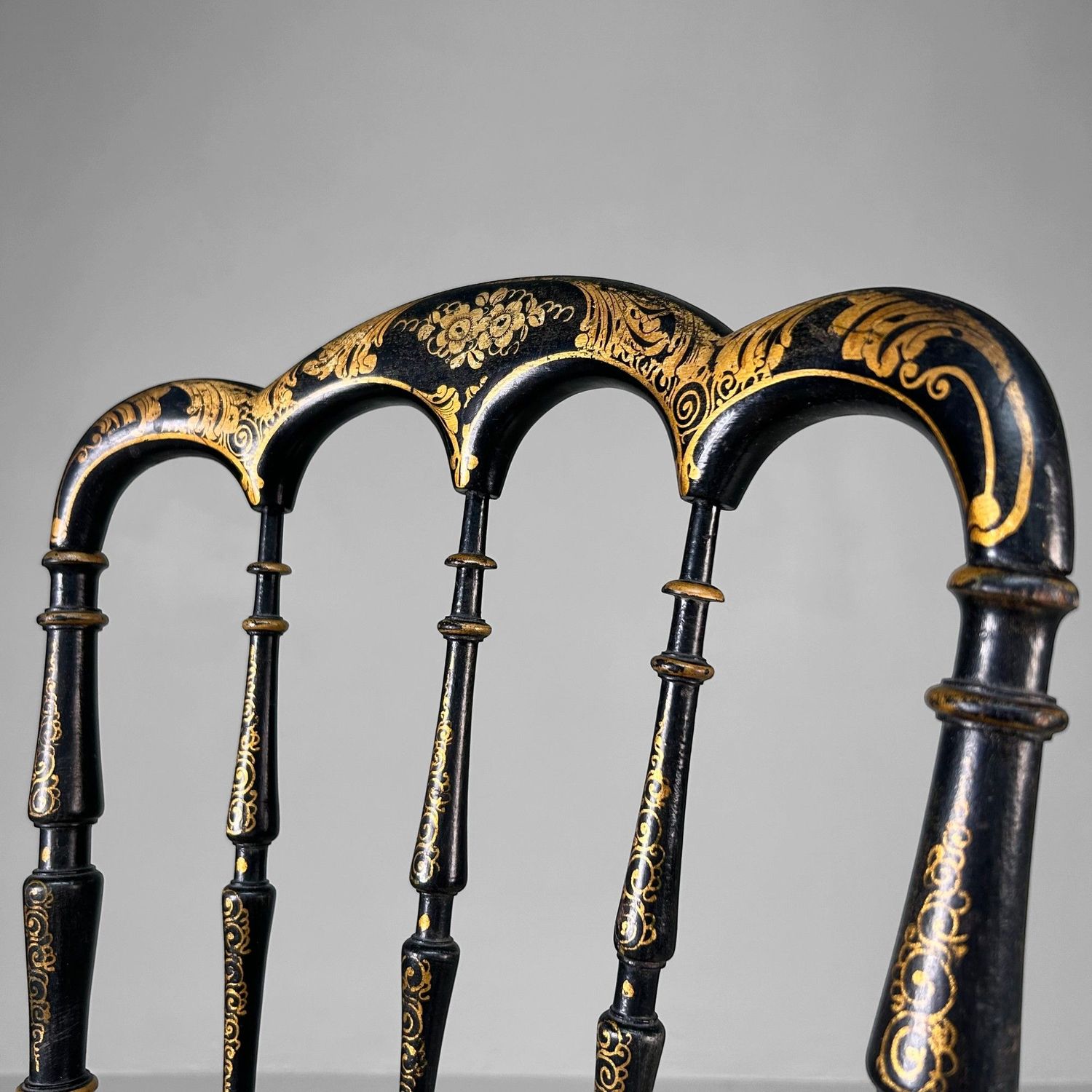 Elegante 19e-eeuwse Chiavari-stoel met vergulde details – Italië