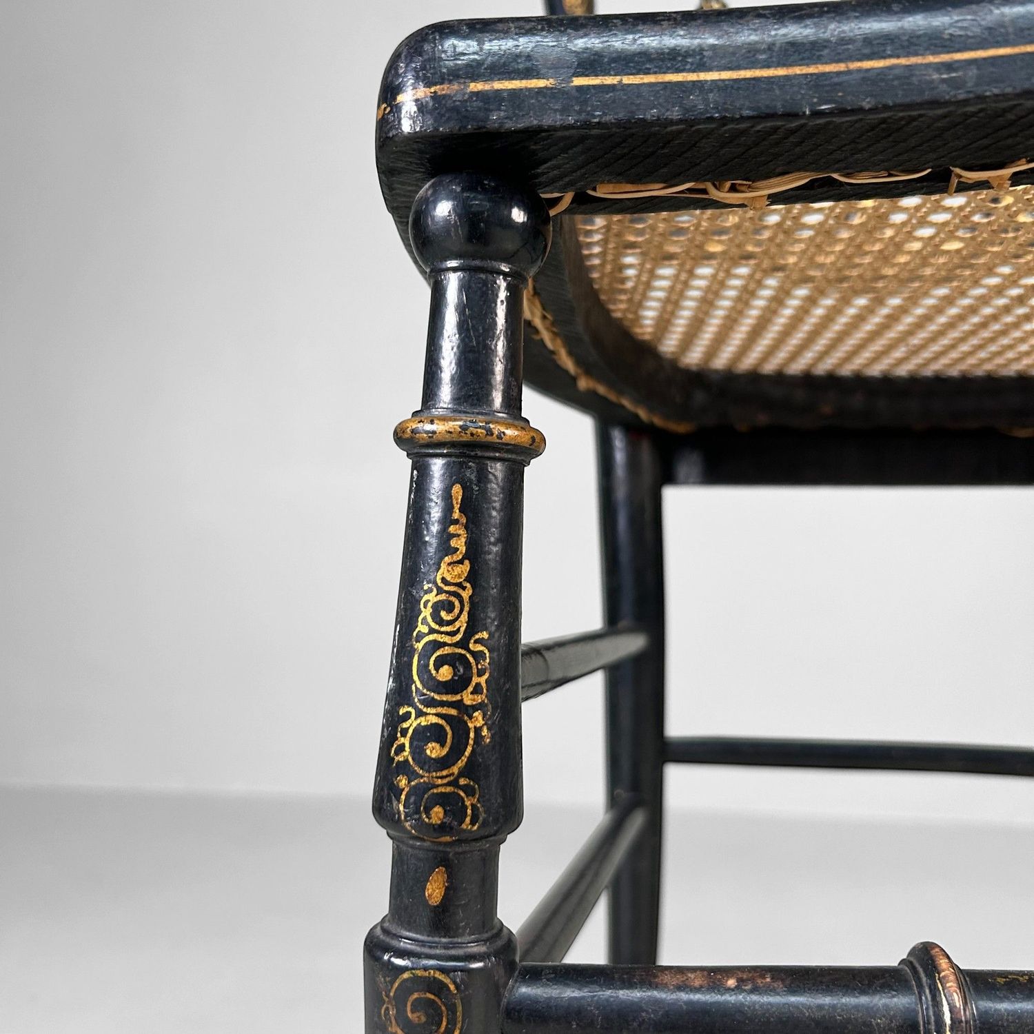 Elegante 19e-eeuwse Chiavari-stoel met vergulde details – Italië