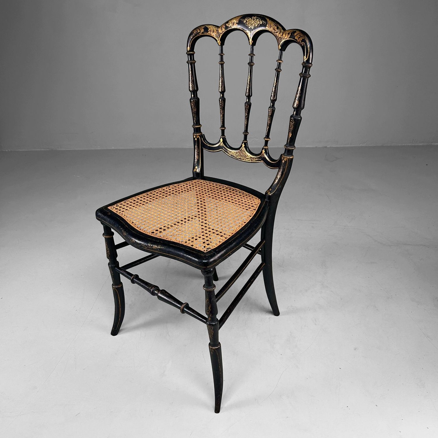Elegant 19th-Century Chiavari Chair with Gilt Detailing – Italy
