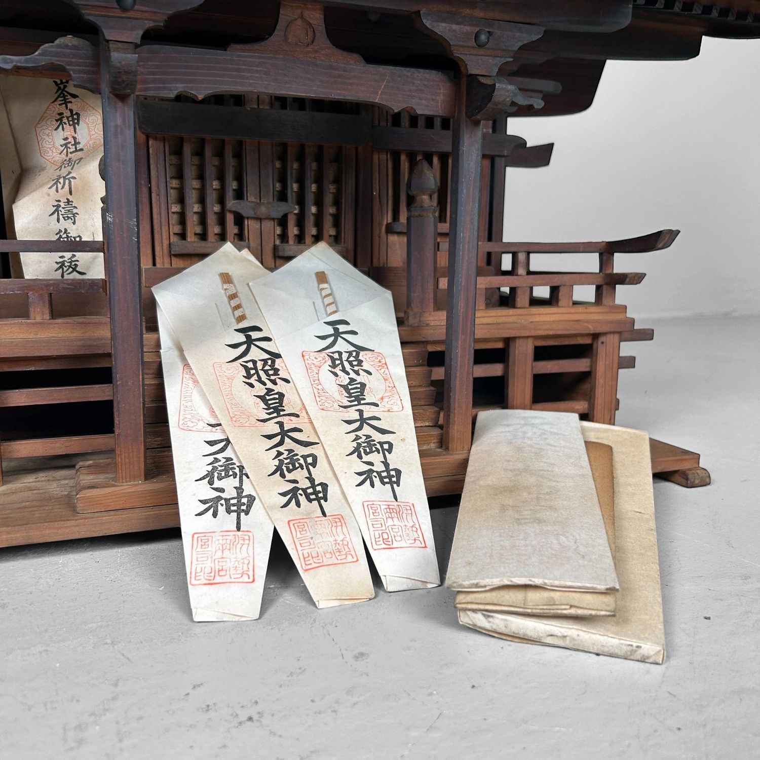 Zeldzame Kamidana uit de Meiji-periode – Japans Shinto-huisaltaar