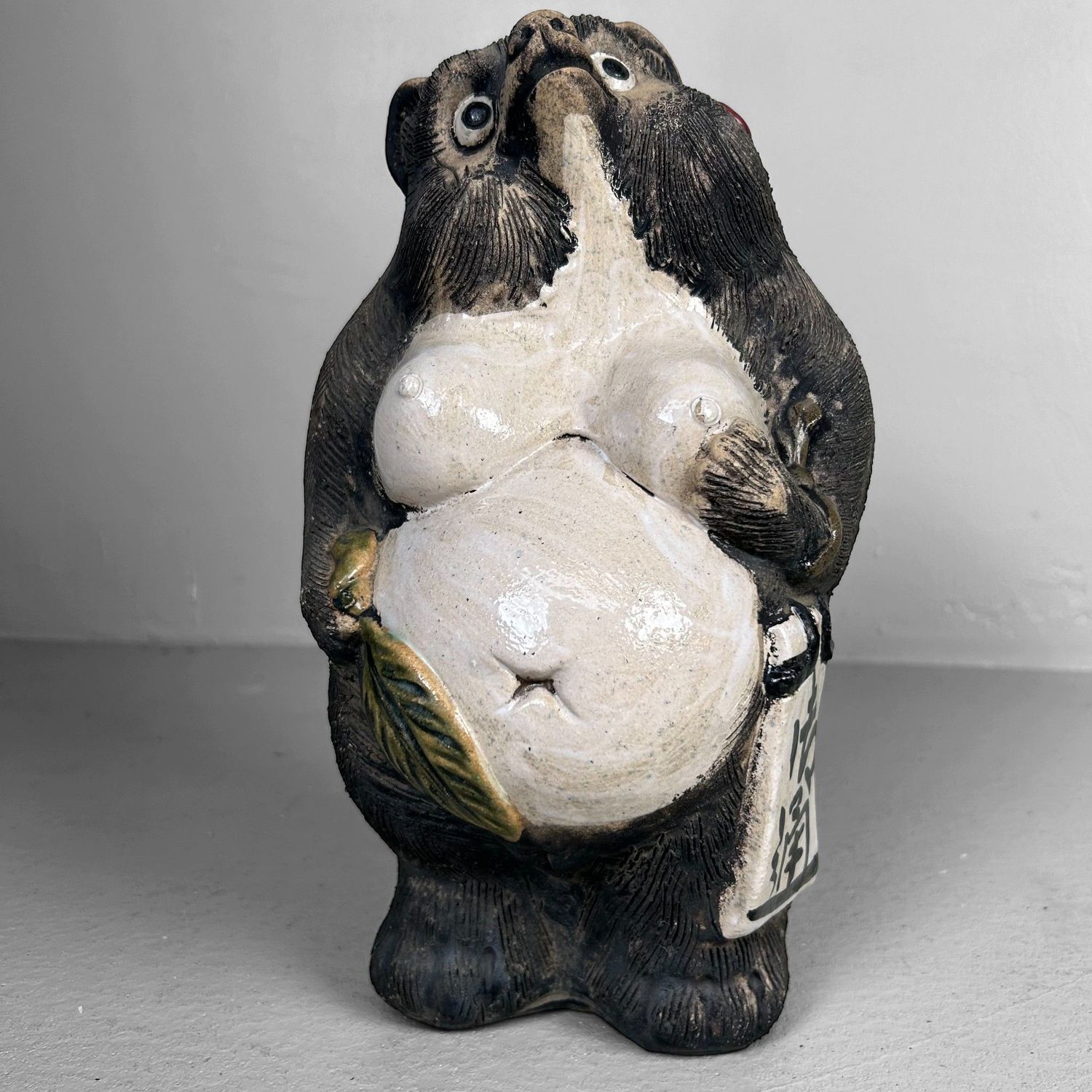Vrouwelijke Tanuki met Rode Strik – Shigaraki Keramiek, jaren ’60