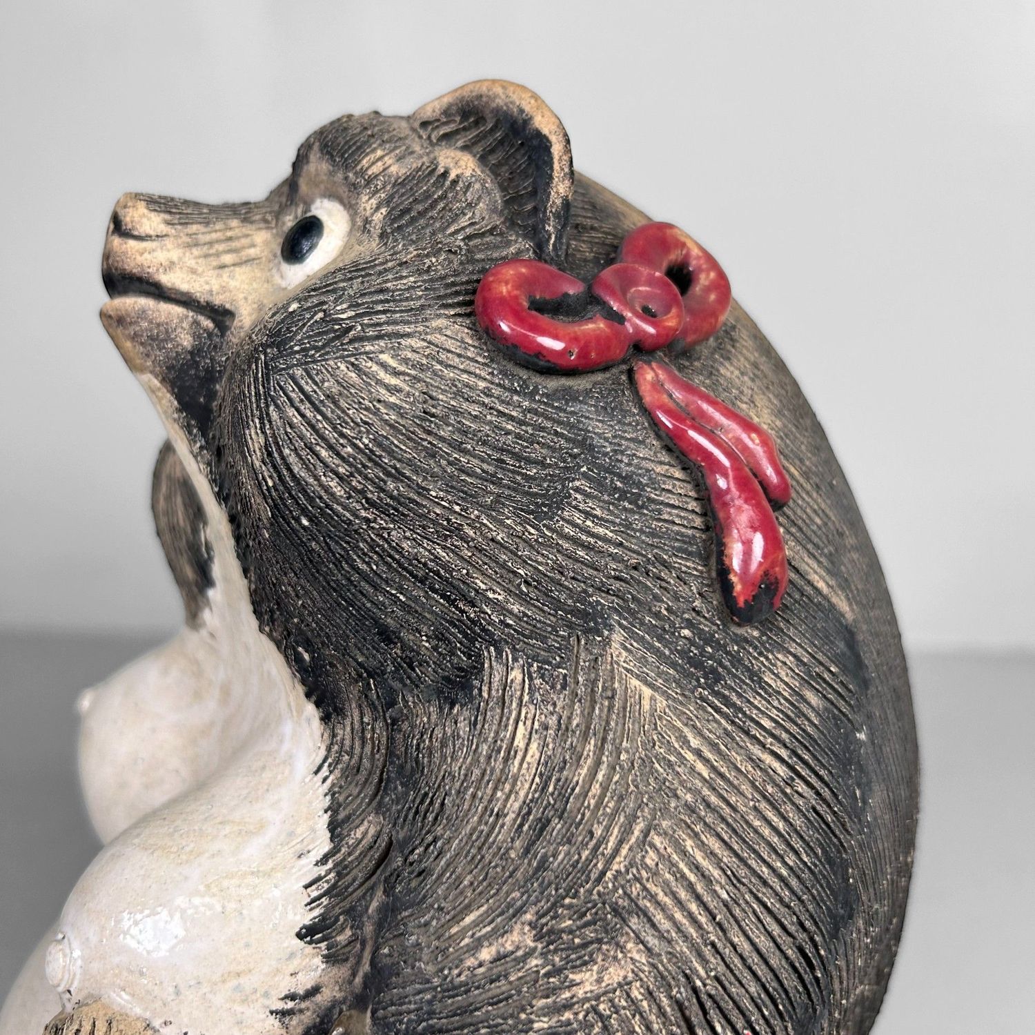 Vrouwelijke Tanuki met Rode Strik – Shigaraki Keramiek, jaren ’60