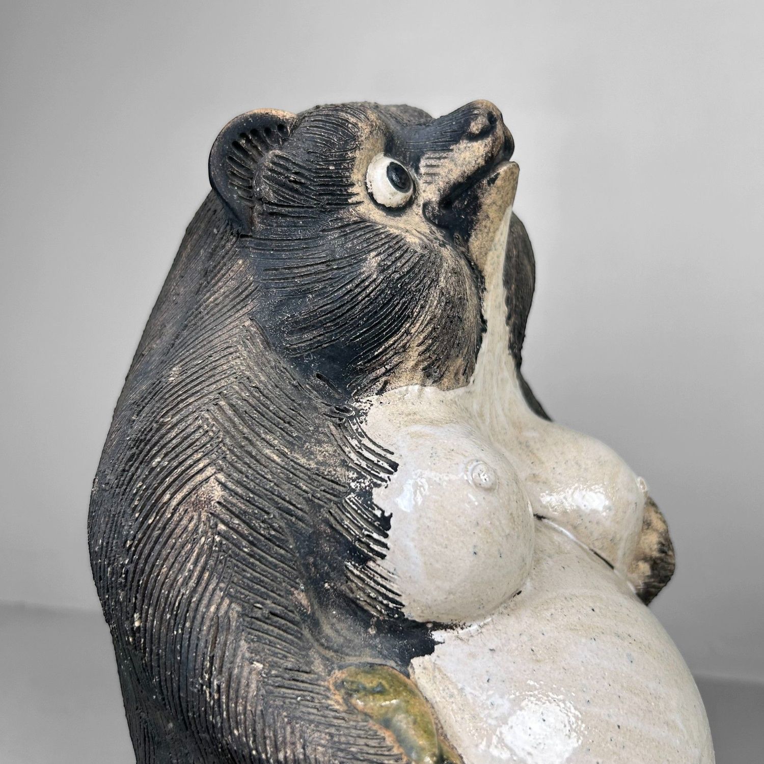 Vrouwelijke Tanuki met Rode Strik – Shigaraki Keramiek, jaren ’60