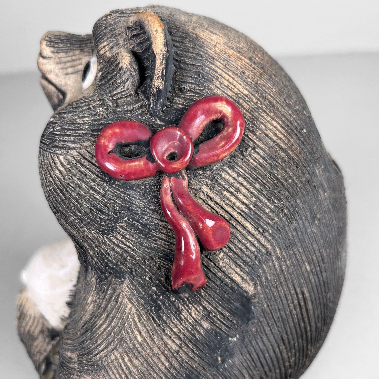 Vrouwelijke Tanuki met Rode Strik – Shigaraki Keramiek, jaren ’60