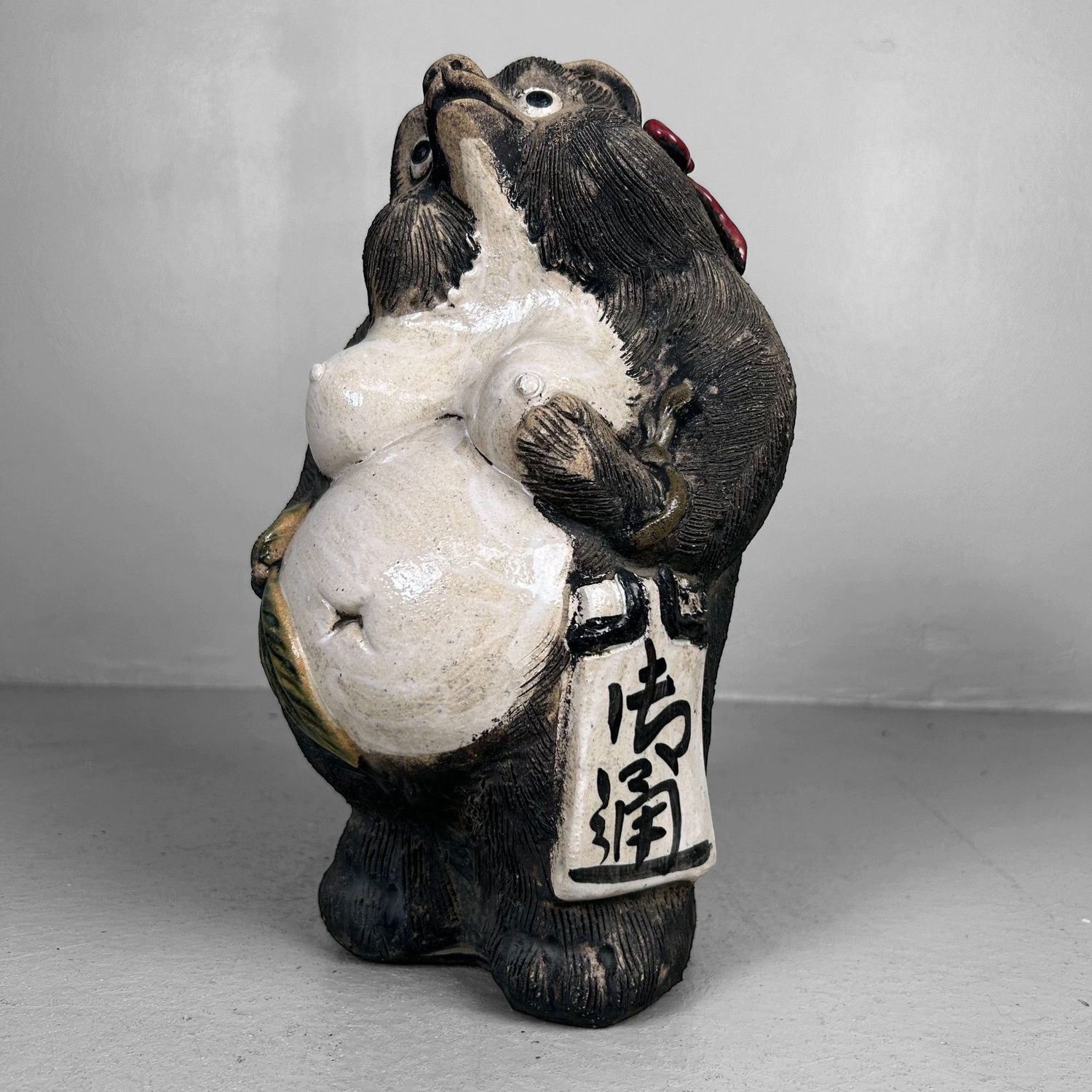 Vrouwelijke Tanuki met Rode Strik – Shigaraki Keramiek, jaren ’60
