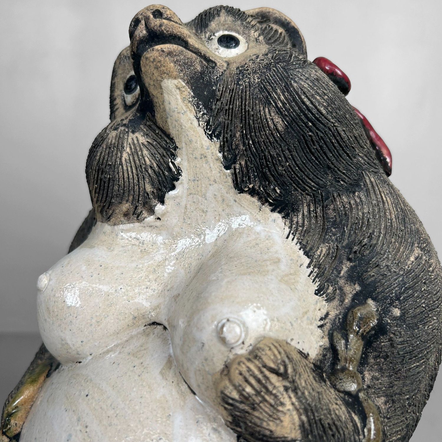 Vrouwelijke Tanuki met Rode Strik – Shigaraki Keramiek, jaren ’60
