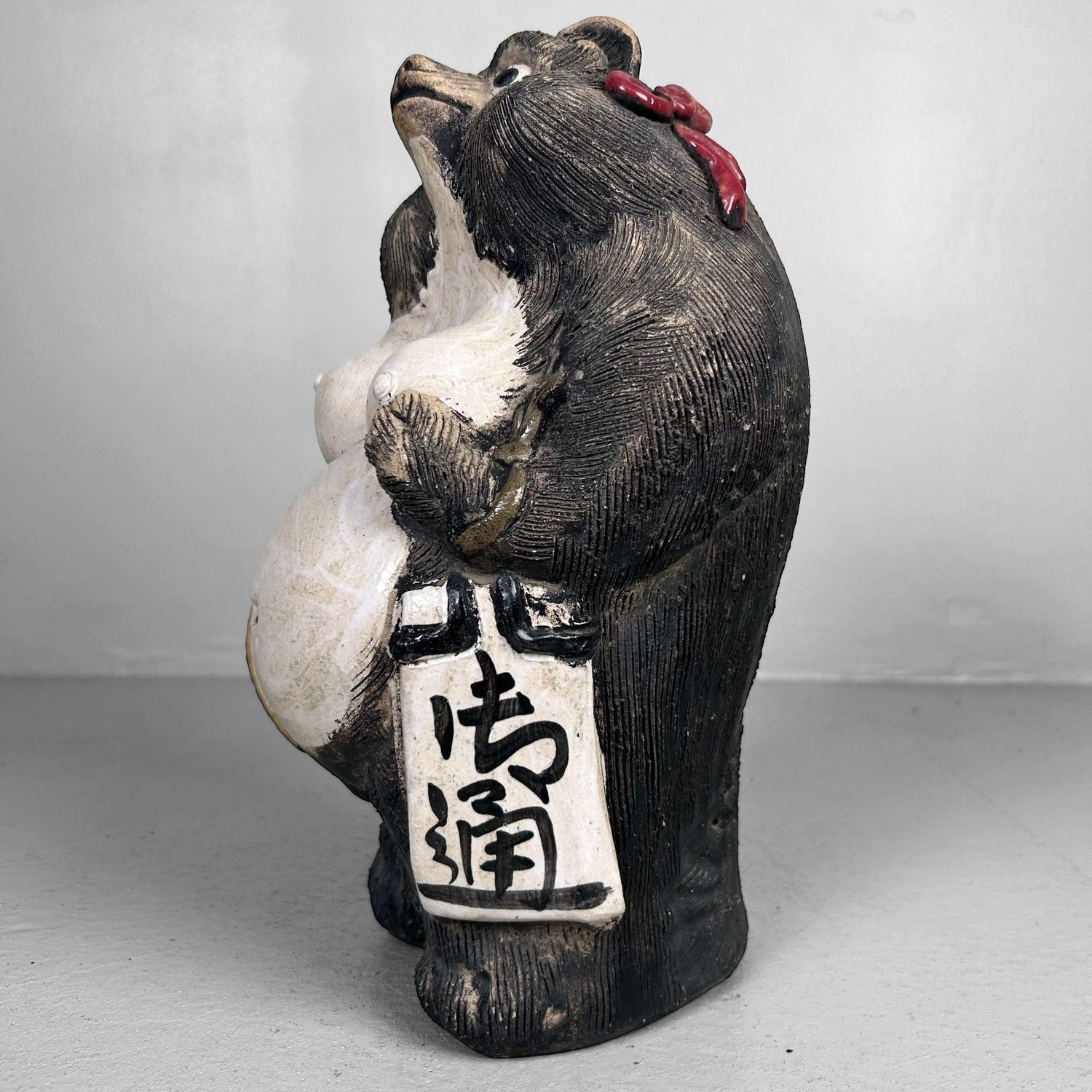 Vrouwelijke Tanuki met Rode Strik – Shigaraki Keramiek, jaren ’60