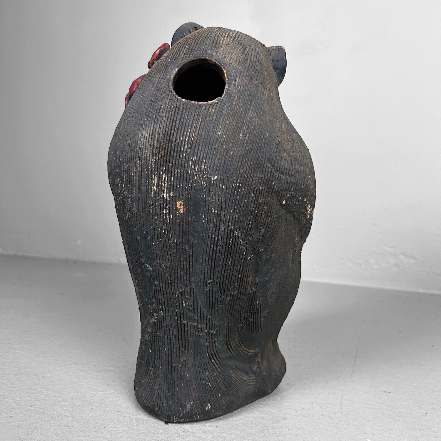 Vrouwelijke Tanuki met Rode Strik – Shigaraki Keramiek, jaren ’60