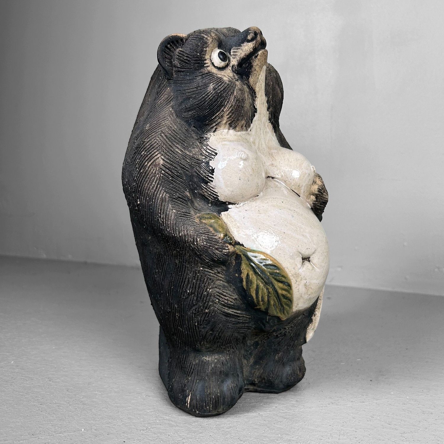Vrouwelijke Tanuki met Rode Strik – Shigaraki Keramiek, jaren ’60