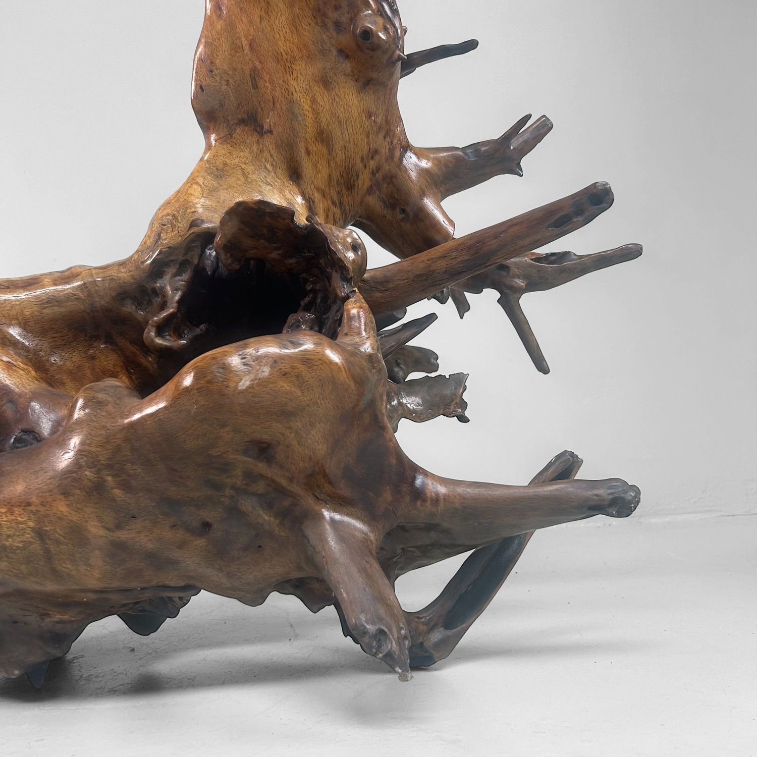 Zeldzame Japanse Wortelhoutsculptuur – Gelakt Hout, ca. jaren 1940