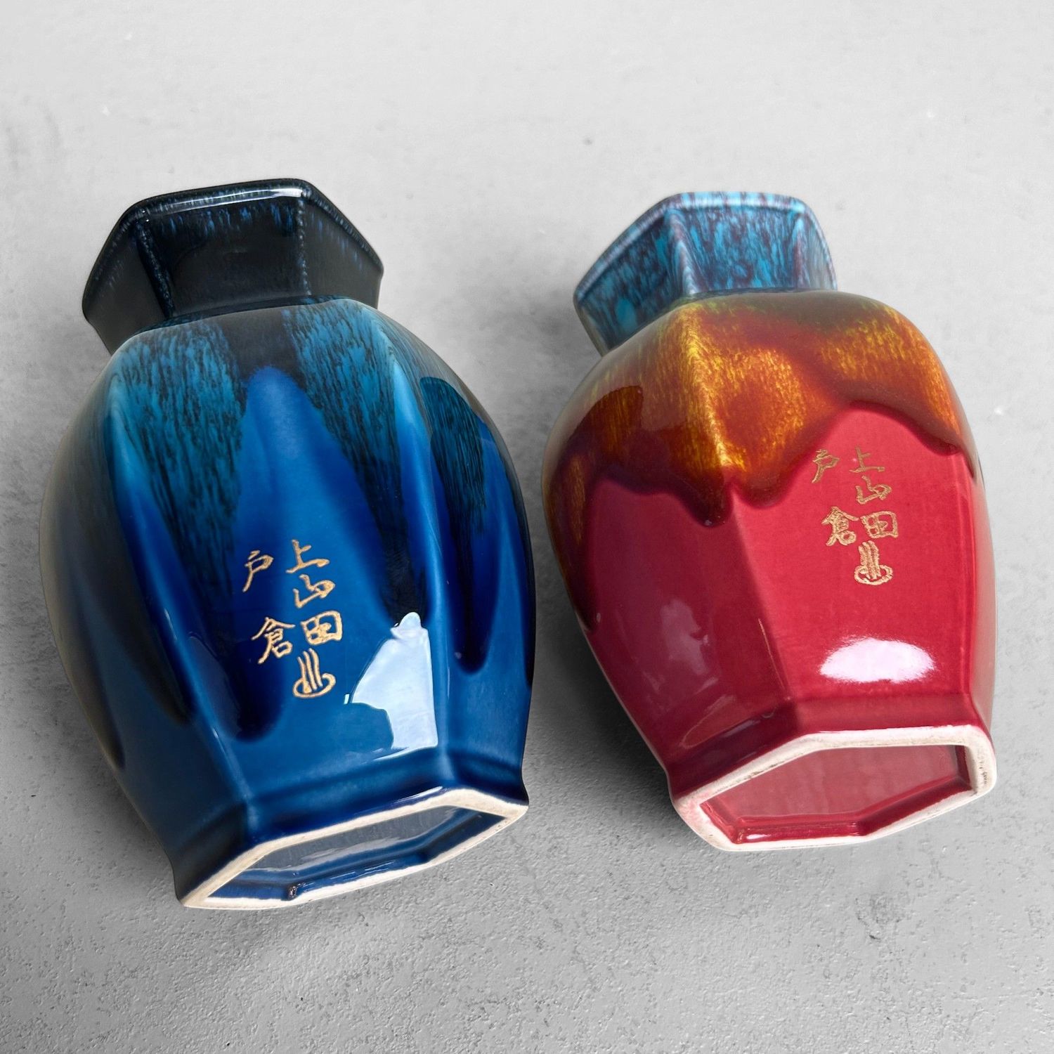 Set van Twee Japanse Vintage Vaasjes met Druipglazuur – ca. 1980