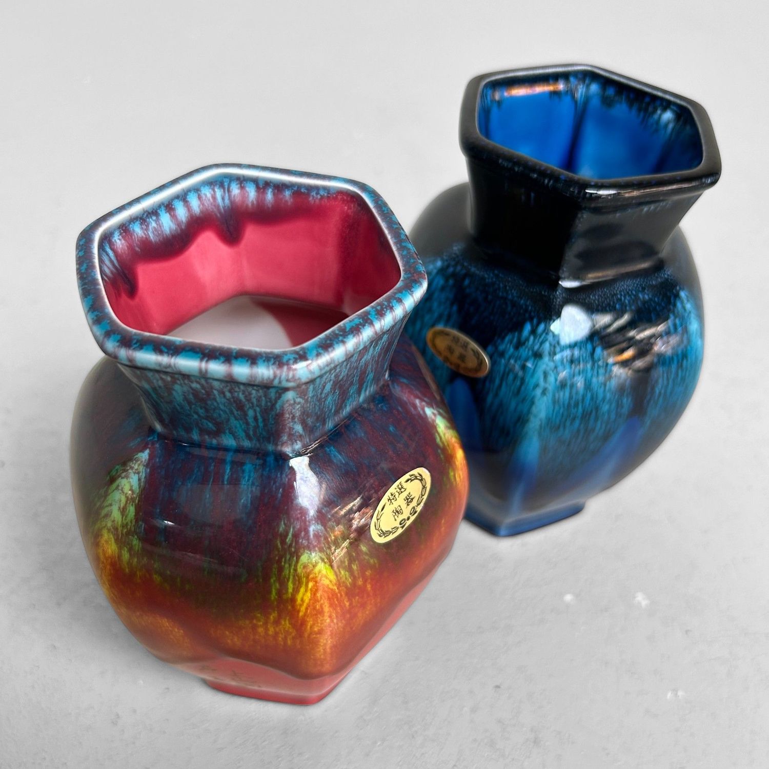 Set van Twee Japanse Vintage Vaasjes met Druipglazuur – ca. 1980