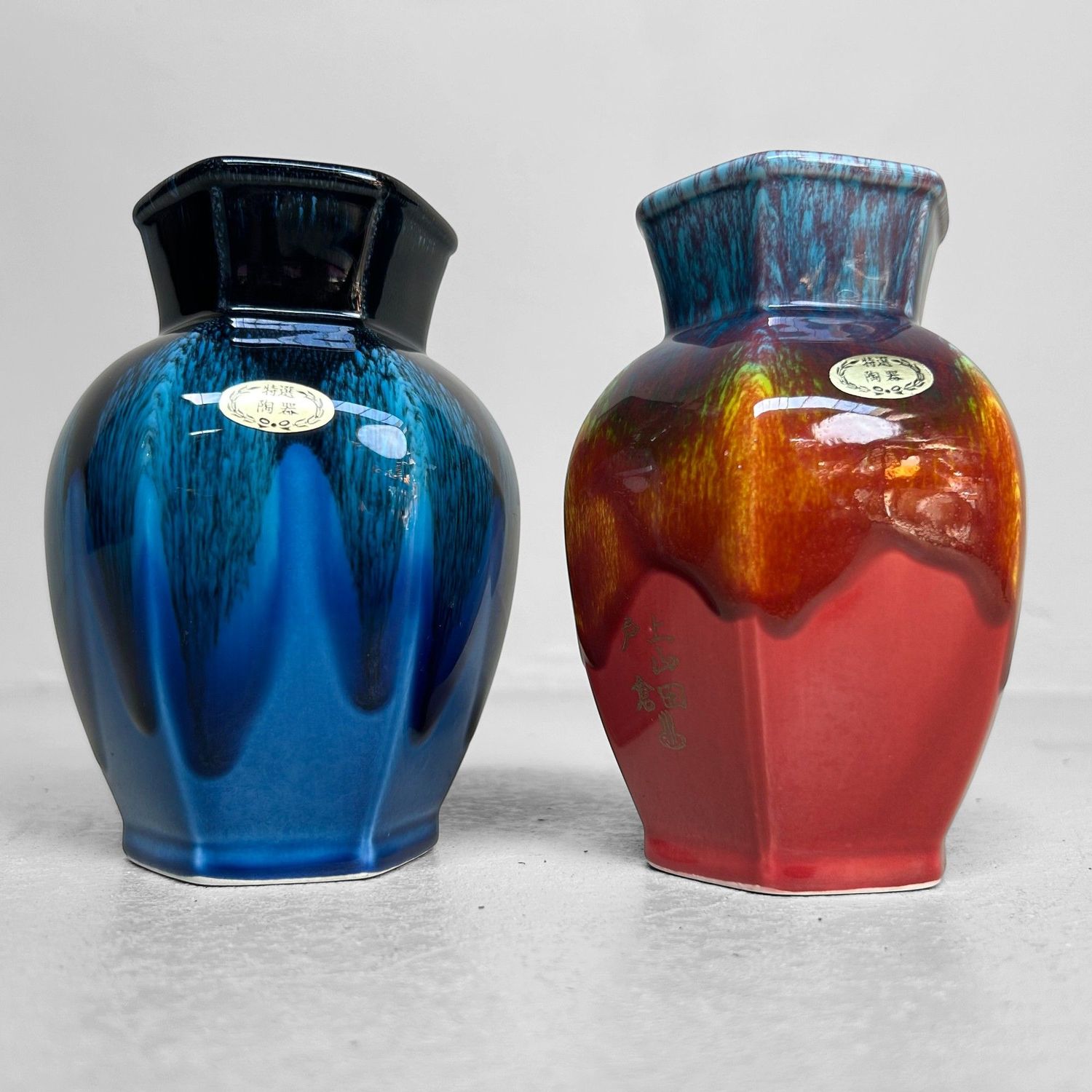 Set van Twee Japanse Vintage Vaasjes met Druipglazuur – ca. 1980