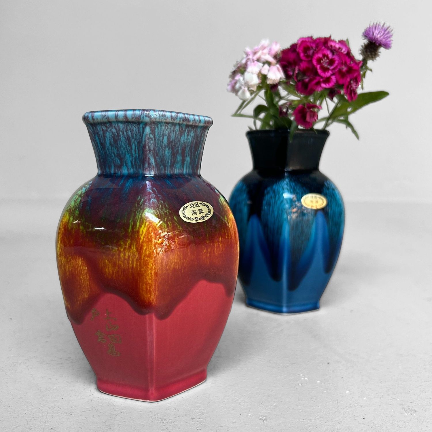 Set van Twee Japanse Vintage Vaasjes met Druipglazuur – ca. 1980