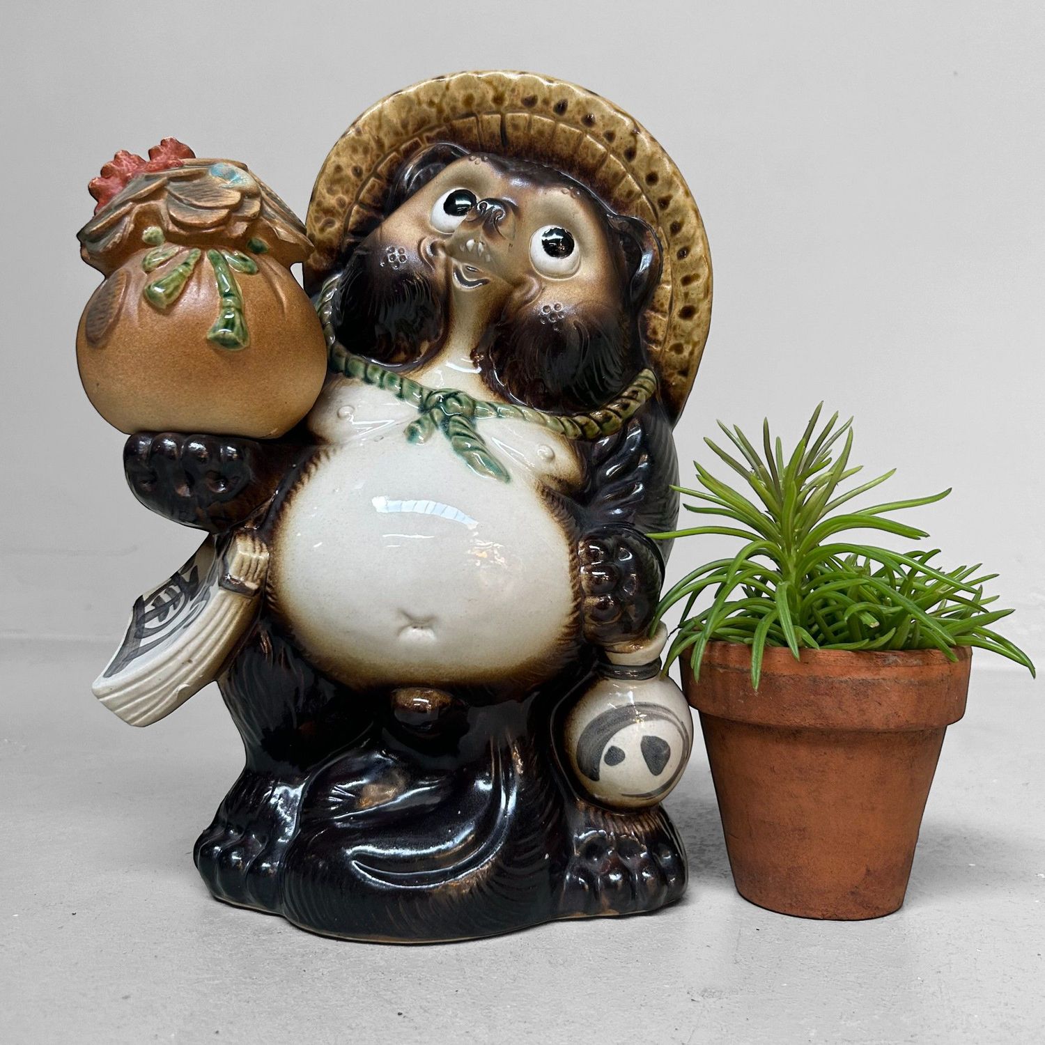 Vintage Tanuki Beeld – Japanse  Geluksbrenger met Geldbuidel, 1980