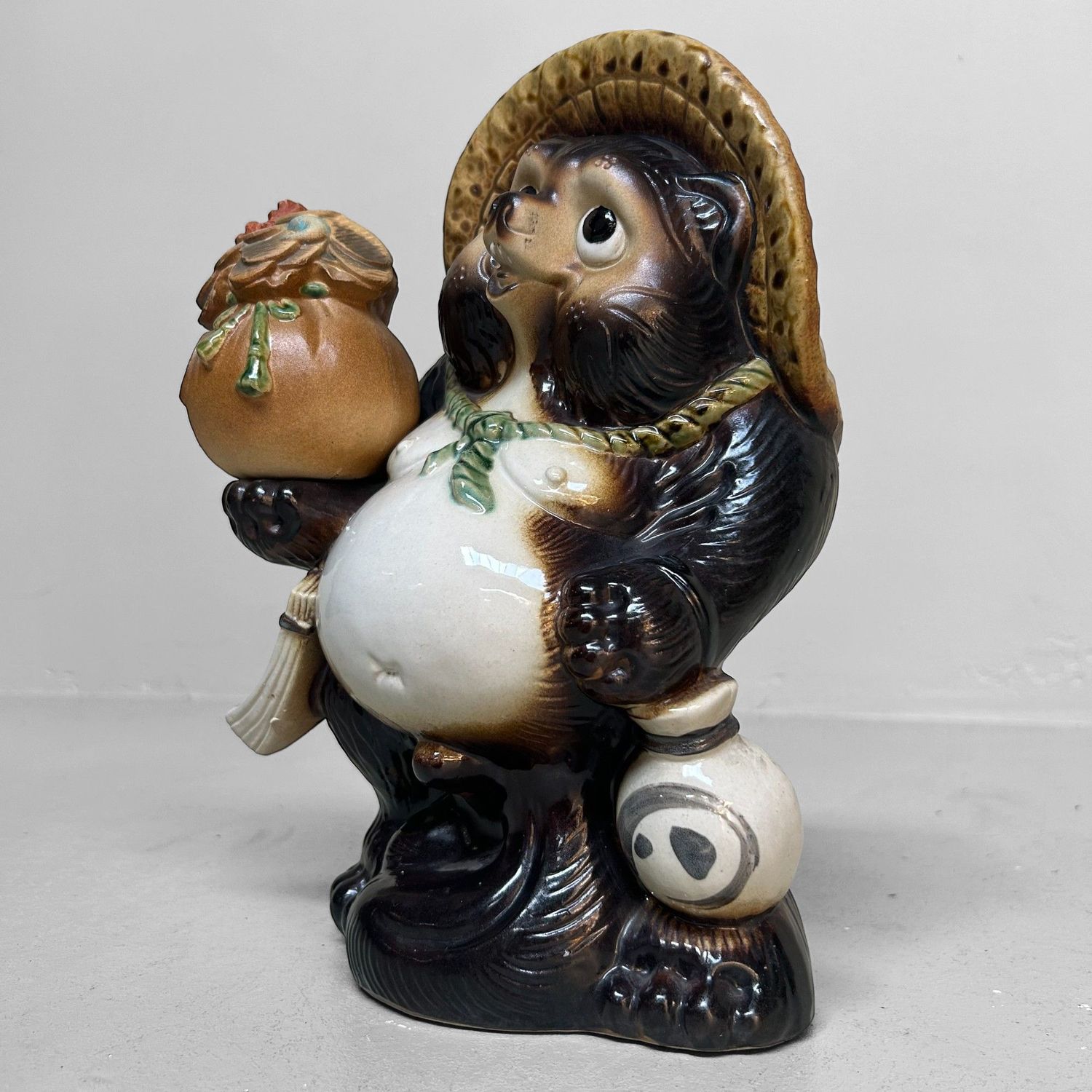 Vintage Tanuki Beeld – Japanse  Geluksbrenger met Geldbuidel, 1980