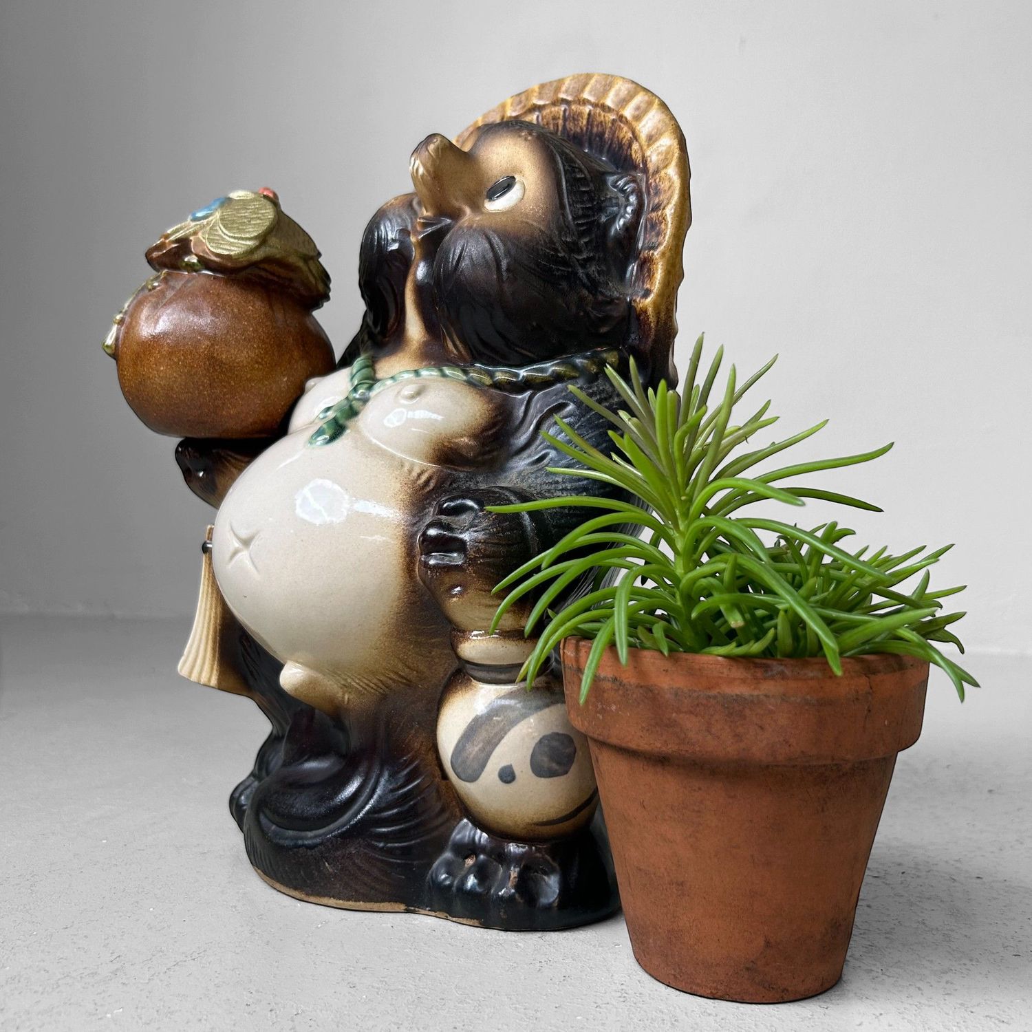 Vintage Tanuki Beeld – Japanse  Geluksbrenger met Geldbuidel, 1980