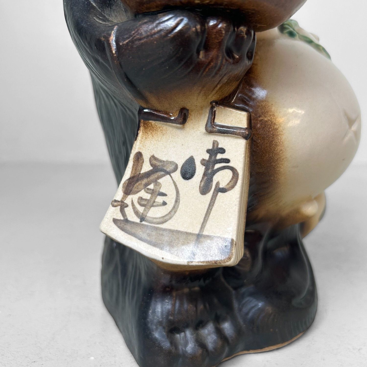 Vintage Tanuki Beeld – Japanse  Geluksbrenger met Geldbuidel, 1980