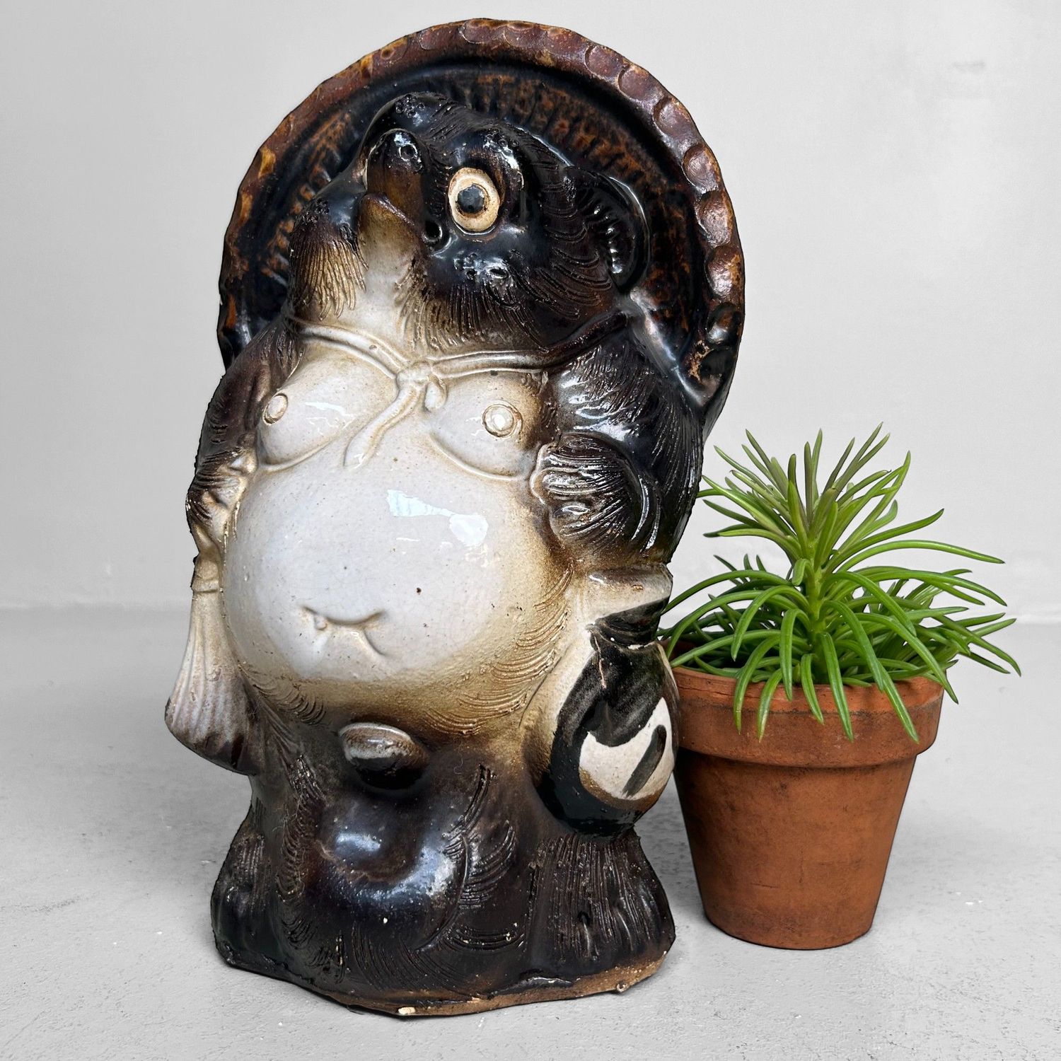 Decoratief Tanuki Beeld – Shigaraki Aardewerk, ca. 1970, Japan