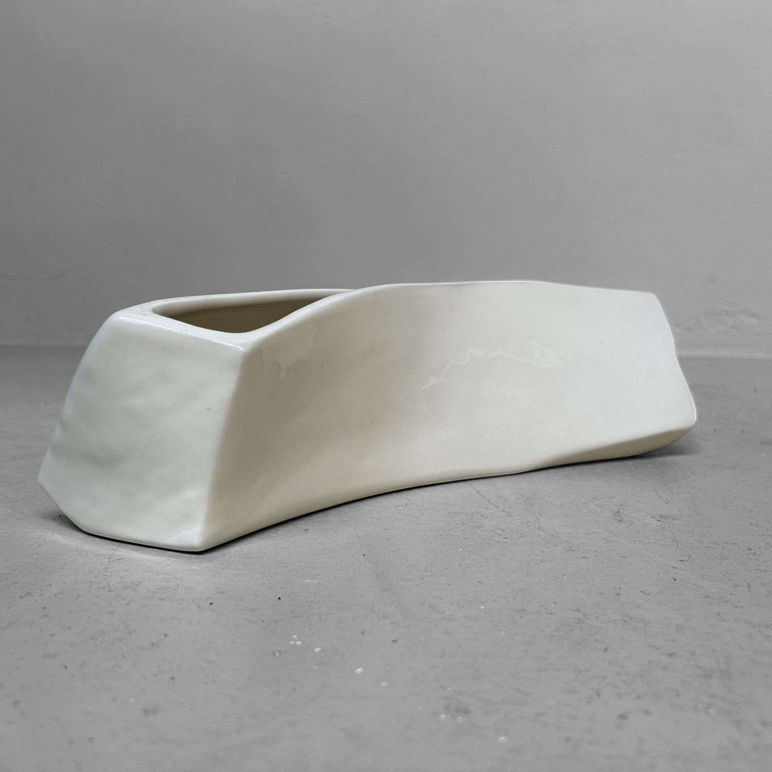 Minimalist Japanese Ikebana Vase – Modernist Ceramic, 1980s