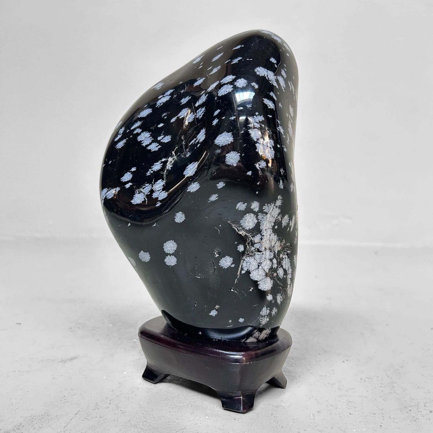 ​Japanse Suiseki – Snowflake Obsidiaan – met Houten Display – Jaren 80