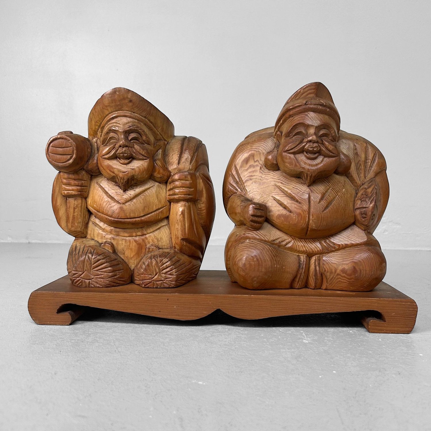 ​Ebisu & Daikoku – Houten godenbeelden op voetstuk, Japan ca. 1950